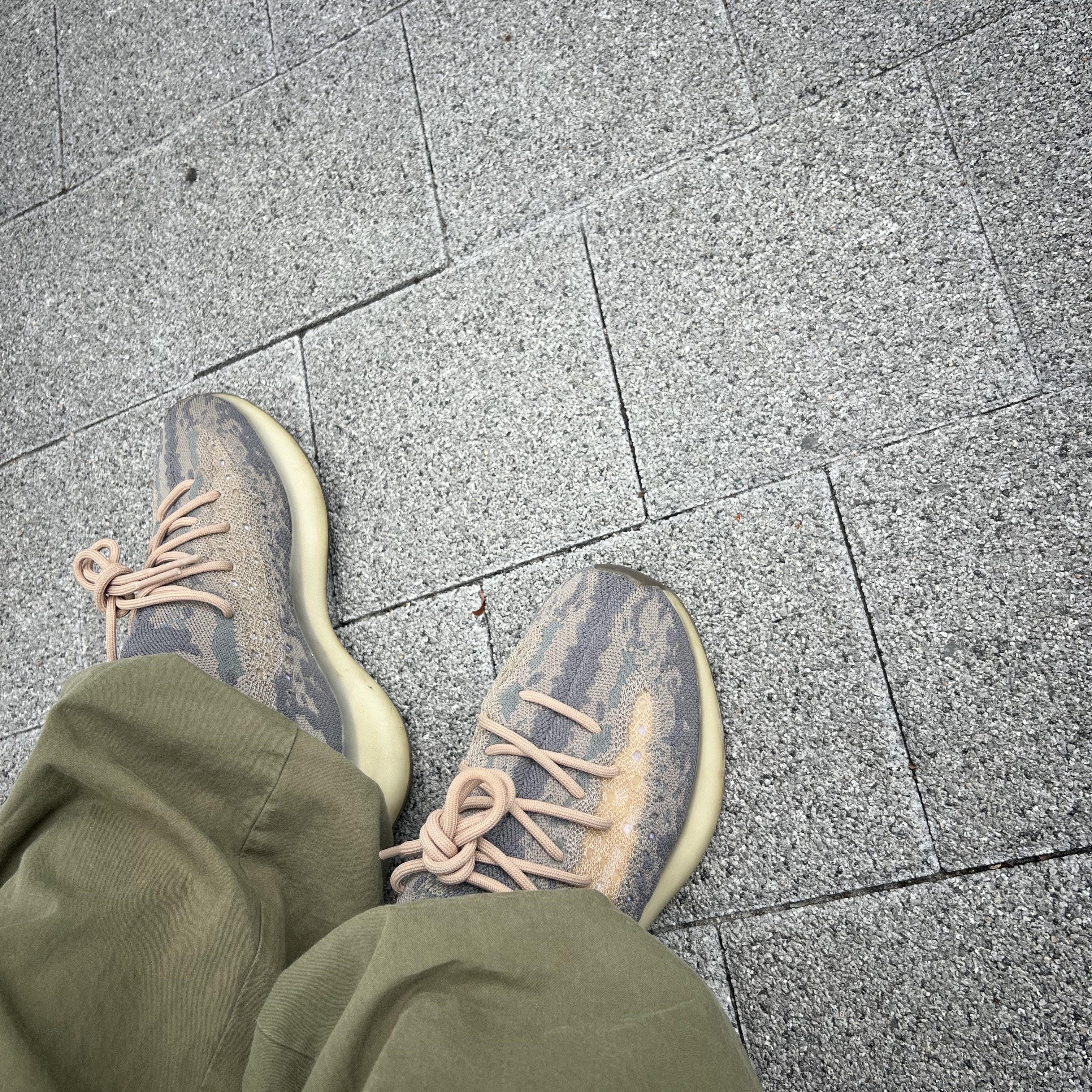 Adidas Yeezy Boost 380 Mist - Non-Reflective 착용 스타일 - 1