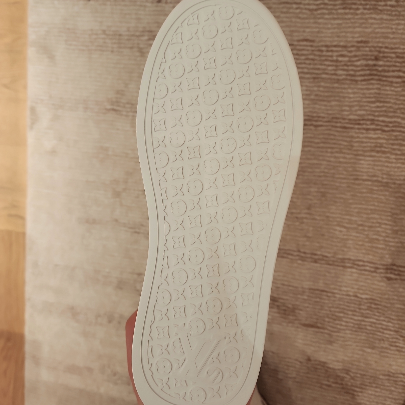 Louis Vuitton LV Resort Sneaker White 착용 스타일 - 5