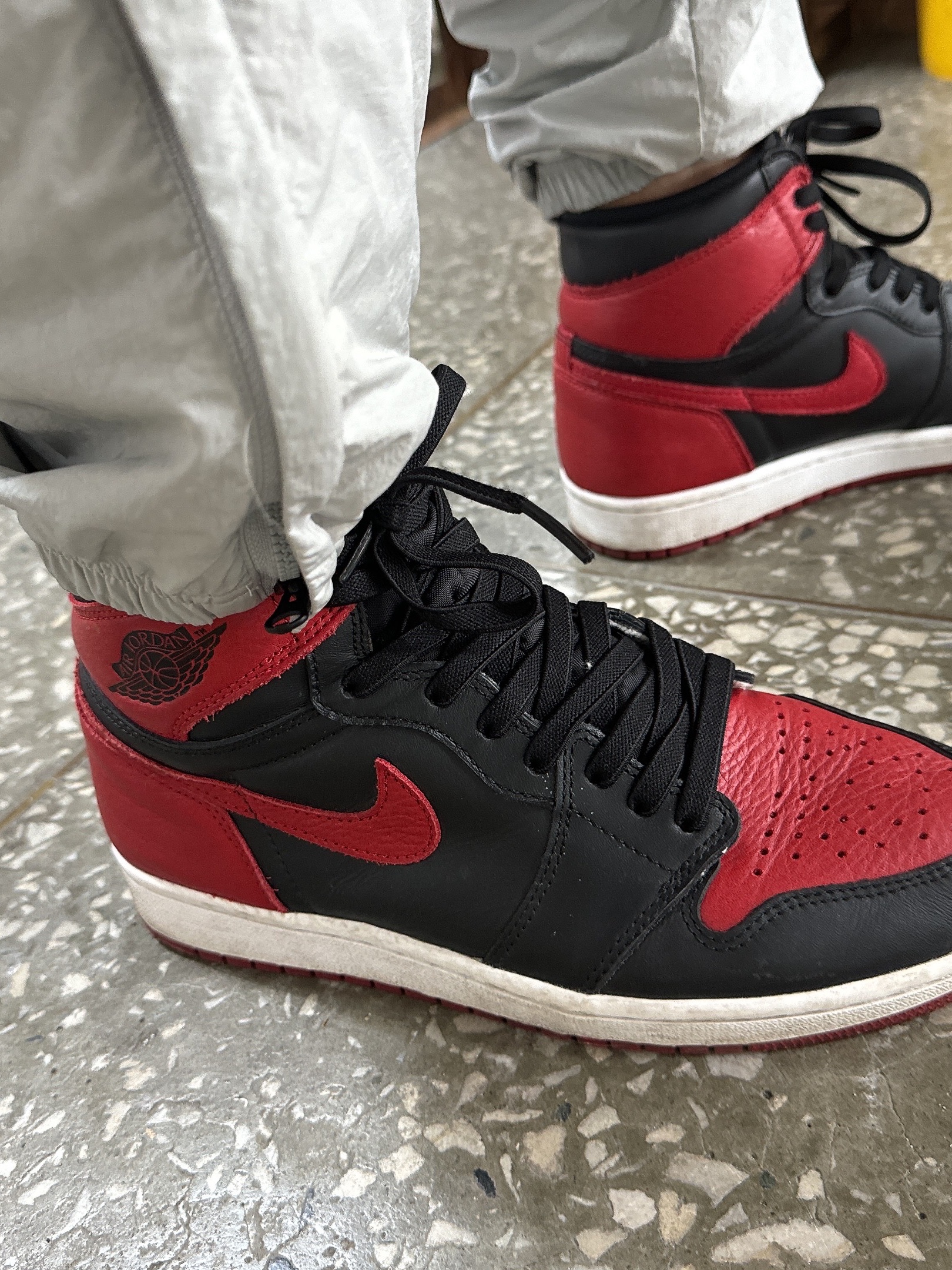 Jordan 1 Retro High OG Bred Banned 2016, Supreme Futura Logo T-Shirt Red - 20FW 착용 스타일 - 1