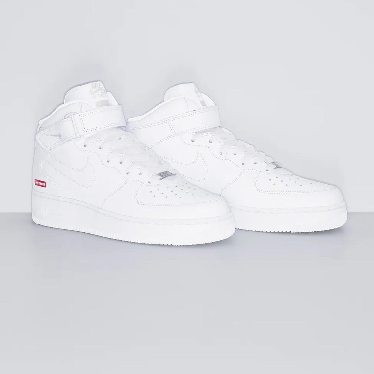 Nike x Supreme Air Force 1 Mid White 착용 스타일 - 4