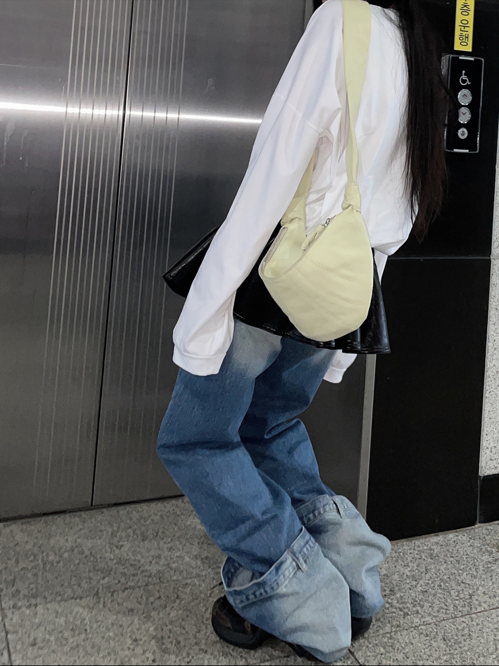 Lemaire Small Croissant Bag Soft Grained Leather Dusty Yellow, (W) Louis Vuitton LV Archlight Sneakers Black 착용 스타일 - 1