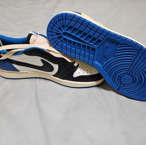 Jordan 1 x Travis Scott x Fragment Retro Low OG SP Military Blue 착용 스타일 - 4