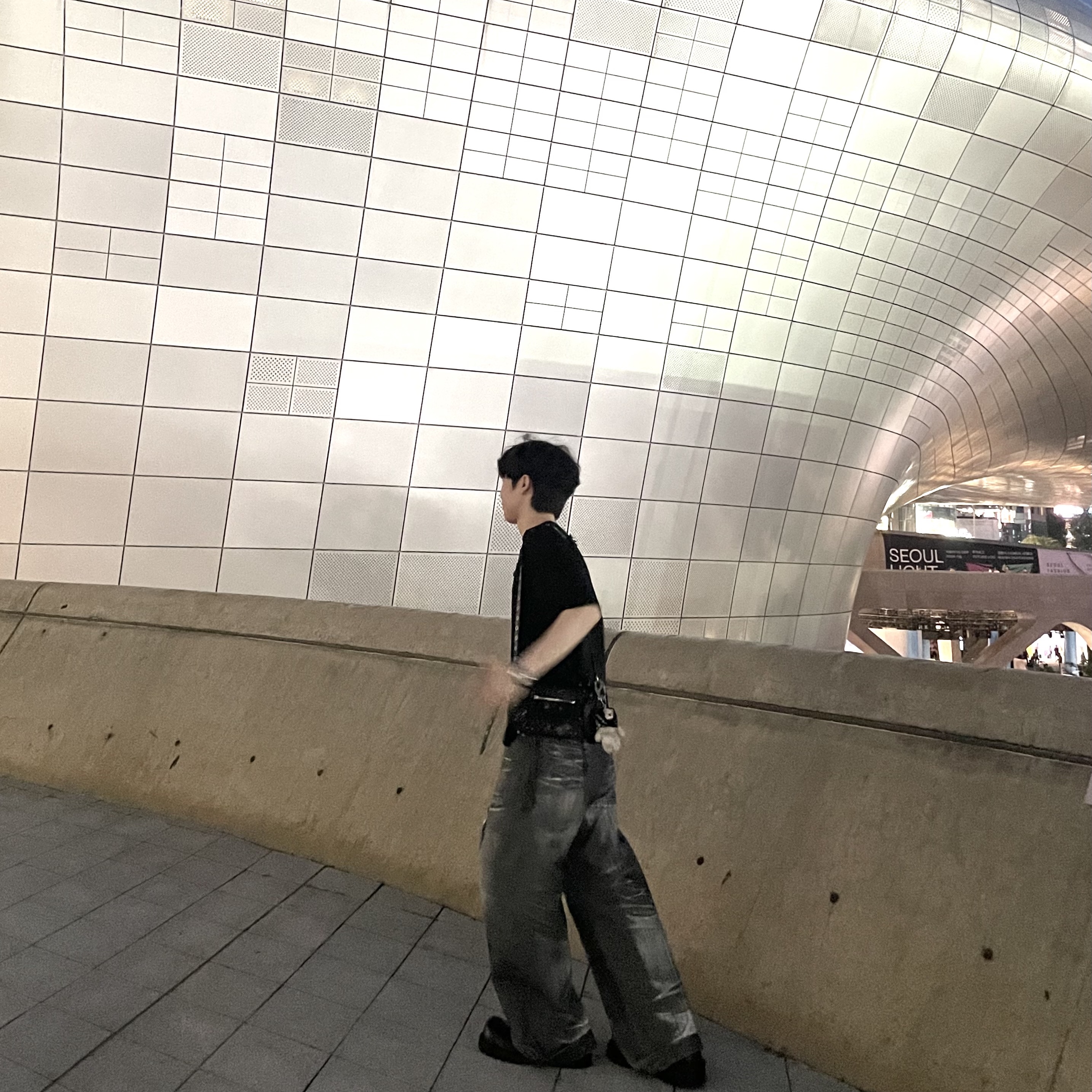 Balenciaga Arena Lambskin Aged Silver Hardware Le Cagole XS Flap Bag Black, BLR Printed Wide Denim Pants Black 착용 스타일 - 2
