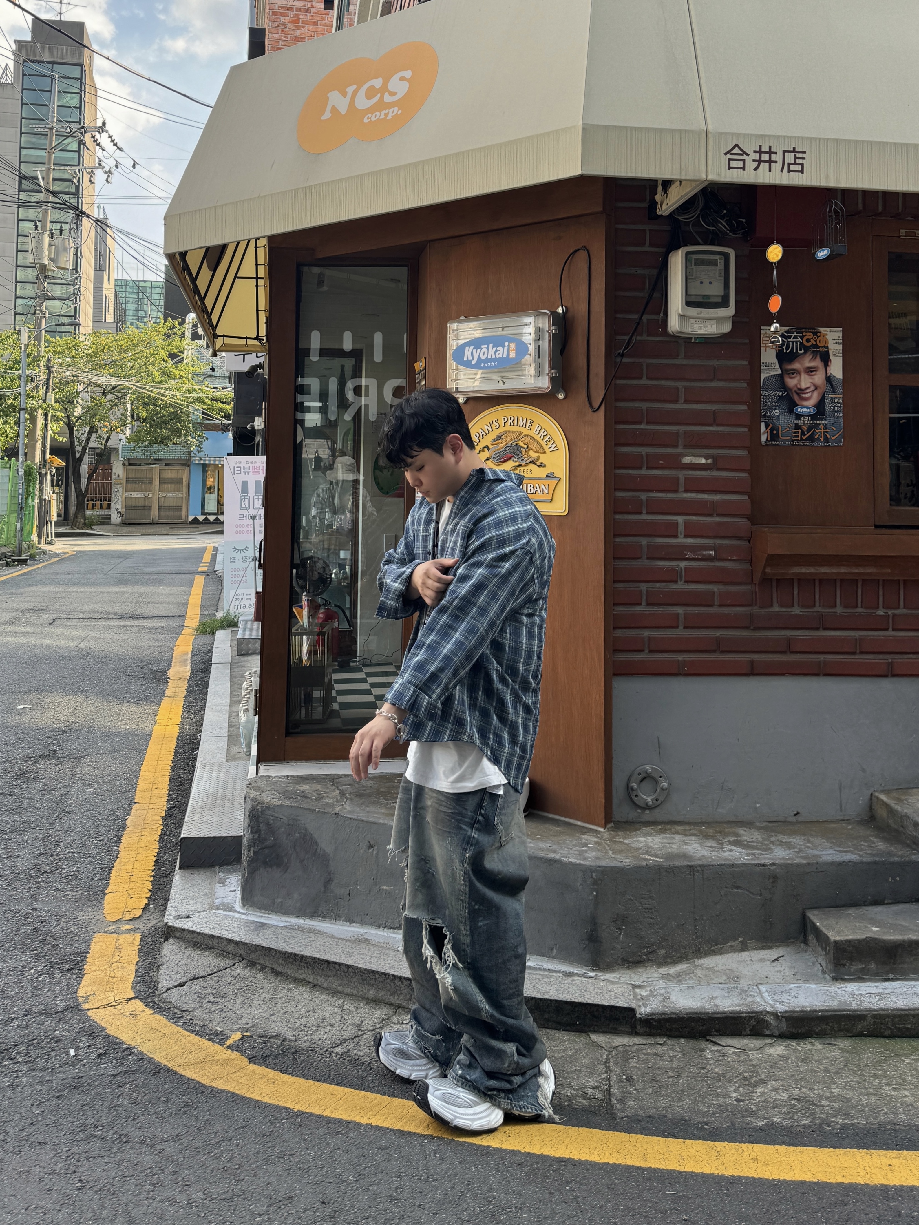 Balenciaga 10XL Sneakers White Grey Silver Black, Balenciaga Baggy Pants Light Blue 착용 스타일