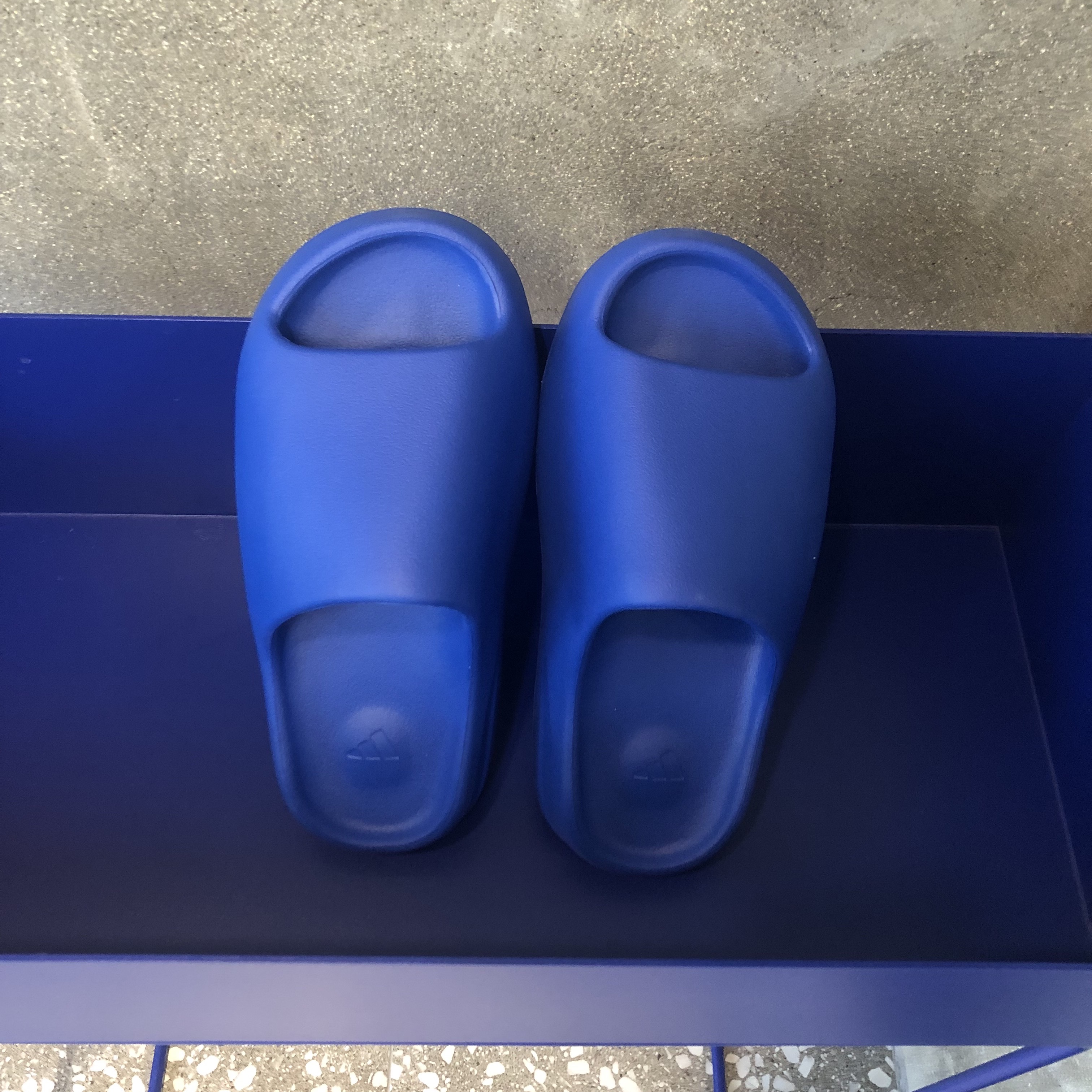 Adidas Yeezy Slide Azure 착용 스타일