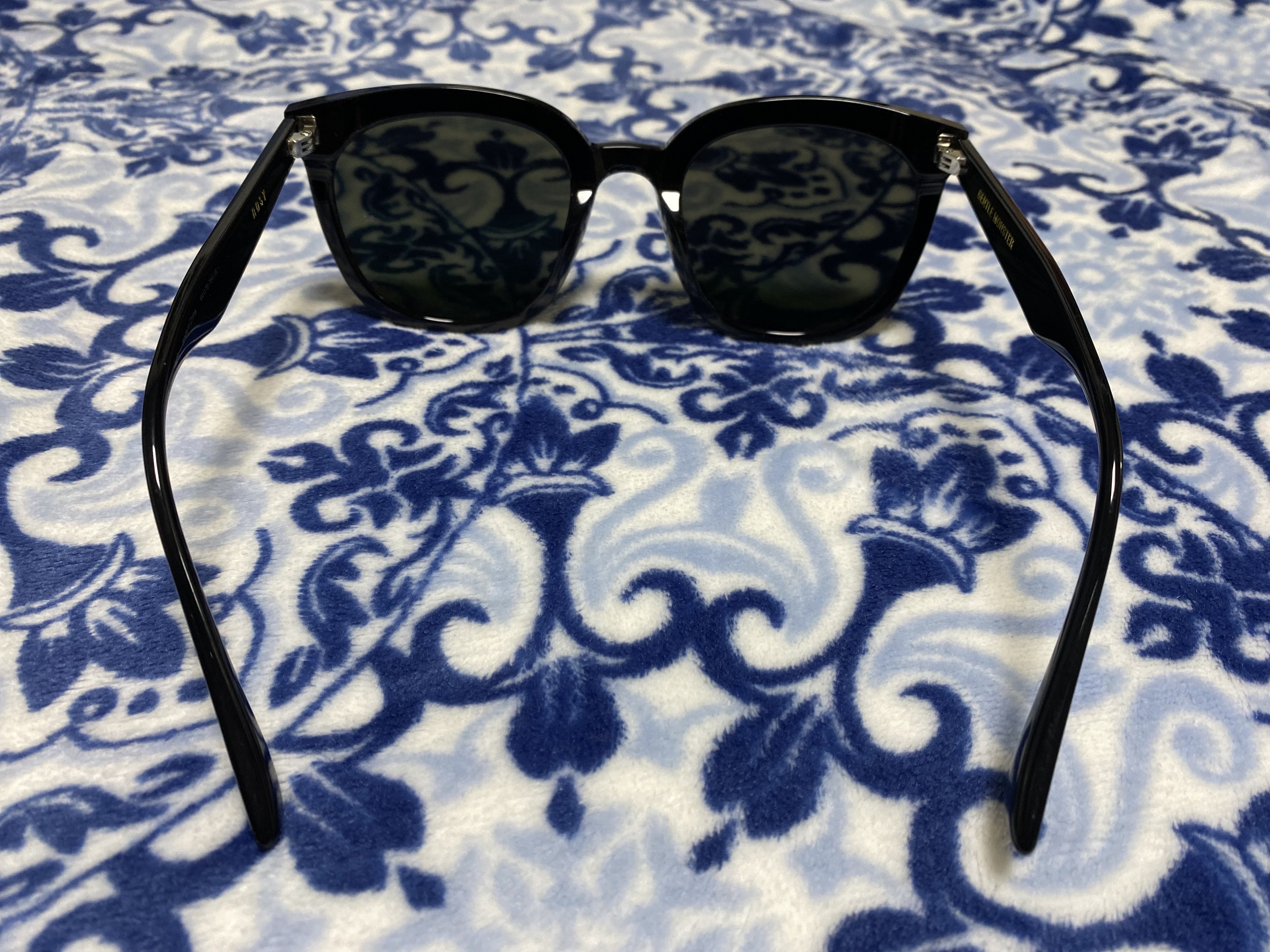 Gentle Monster Rosy 01 Black 착용 스타일 - 4