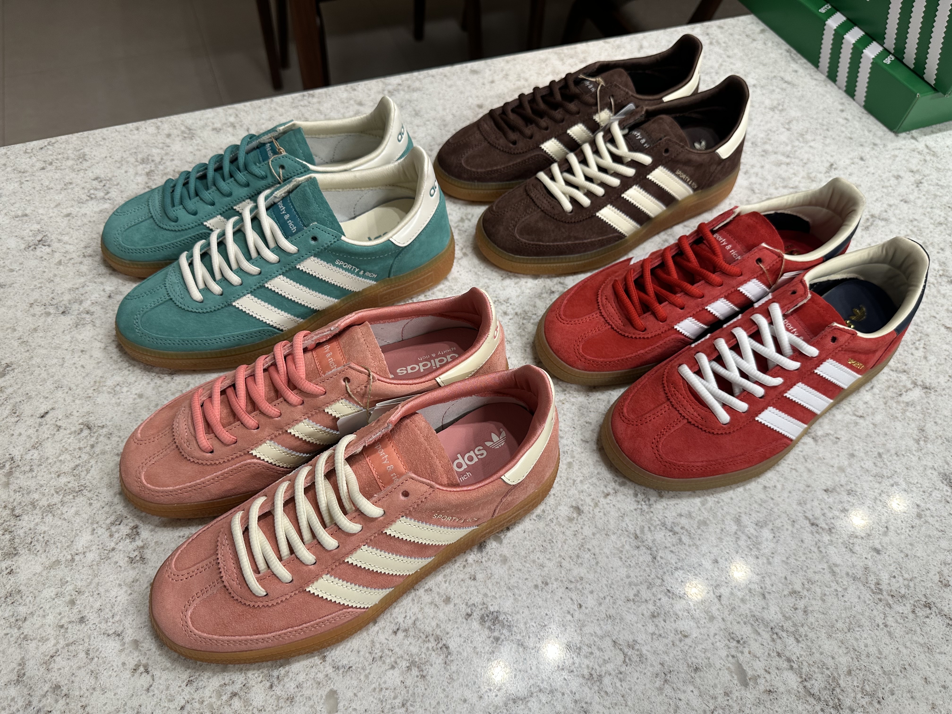 Adidas x Sporty & Rich Spezial Handball Collegiate Red Night Indigo, Adidas x Sporty & Rich Spezial Handball Auburn Cream White 착용 스타일 - 4