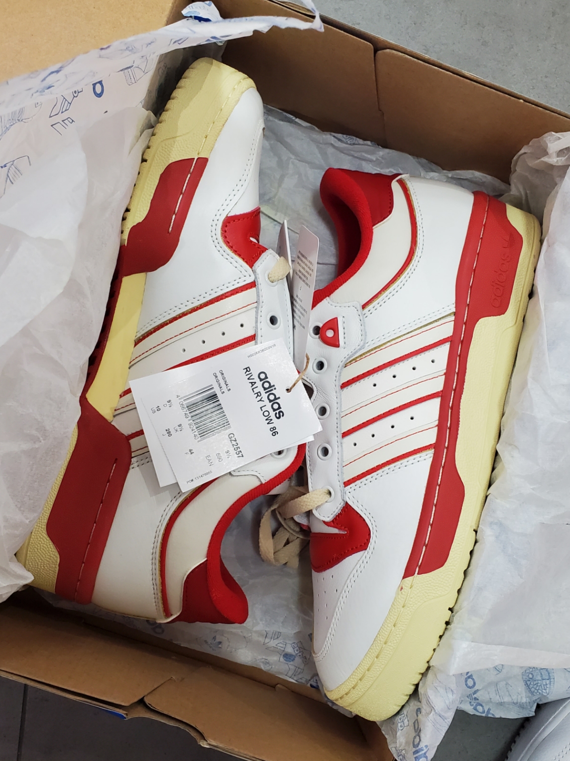Adidas Rivalry Low 86 Core White Team Power Red 착용 스타일