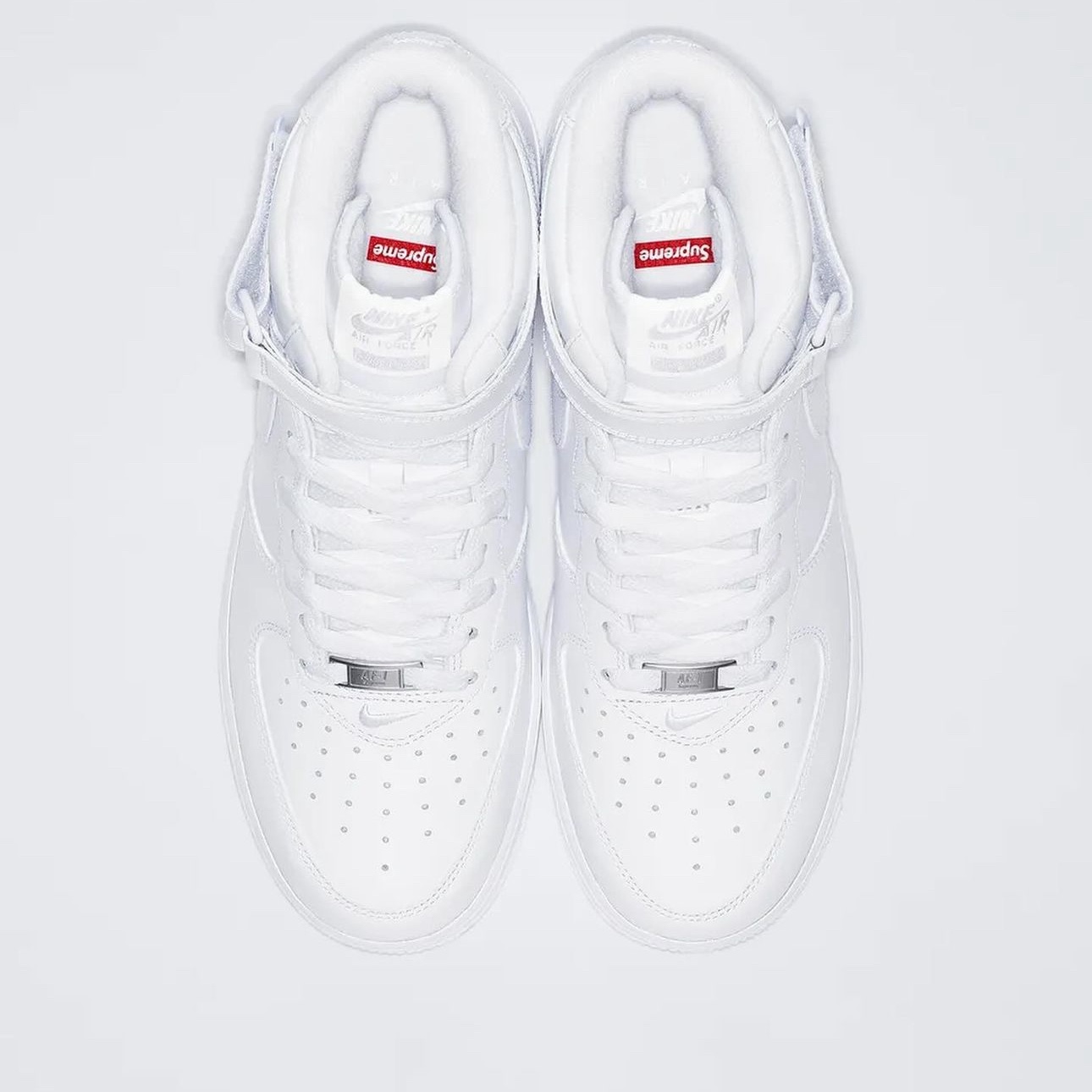 Nike x Supreme Air Force 1 Mid White 착용 스타일 - 3