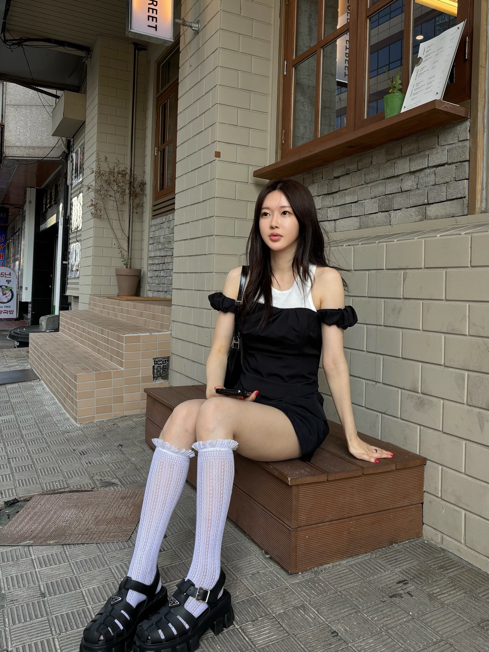 (W) Prada Rubber Sandal Black 착용 스타일