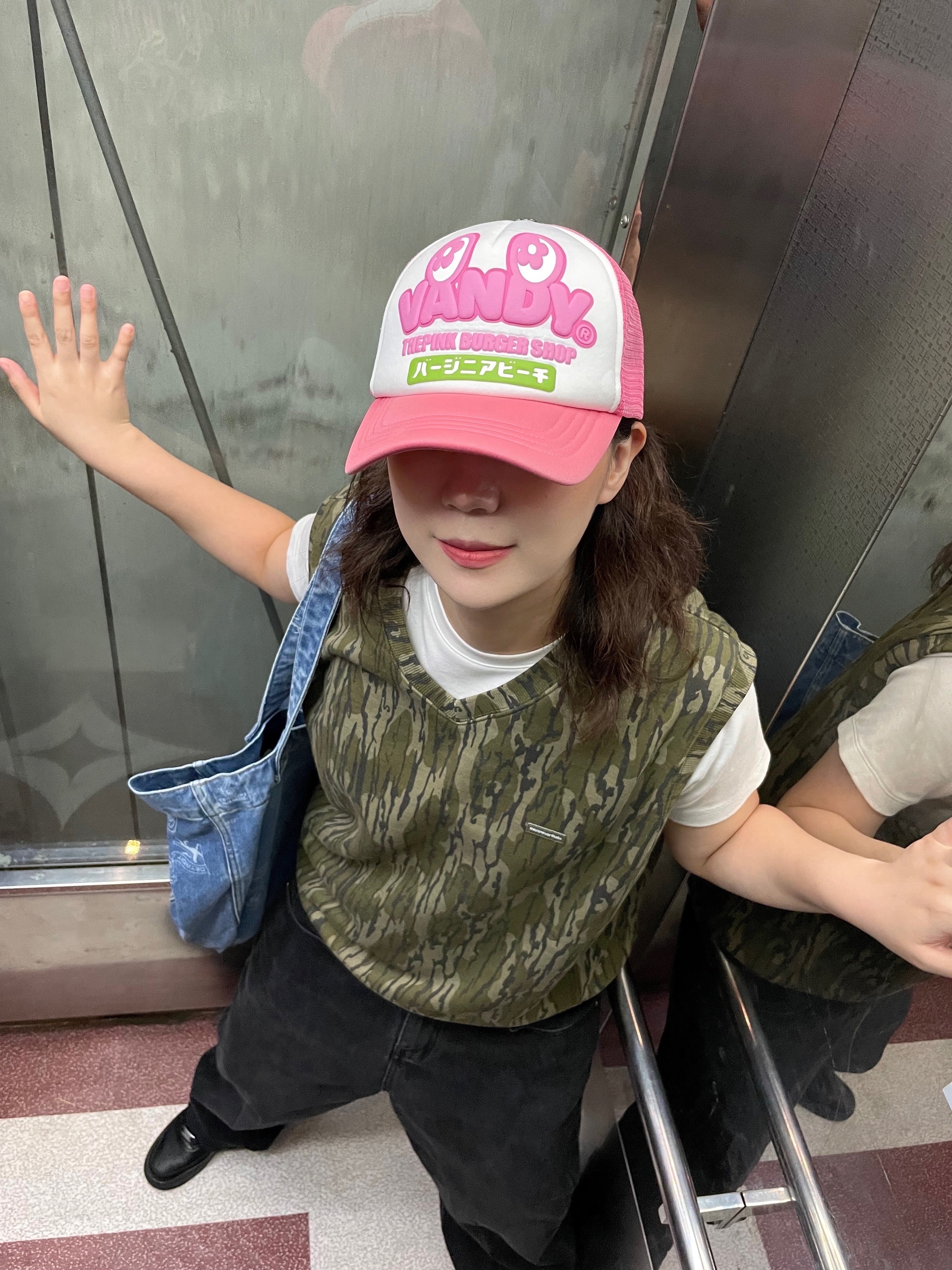Vandy The Pink VTP Jumbo Shop Trucker Hat Black, (W) Nike Air Force 1 '07 Low Triple Black 착용 스타일 - 2
