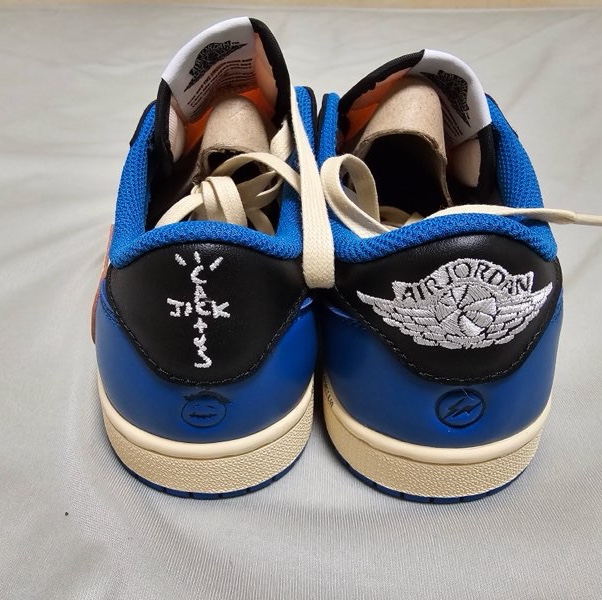 Jordan 1 x Travis Scott x Fragment Retro Low OG SP Military Blue 착용 스타일 - 3