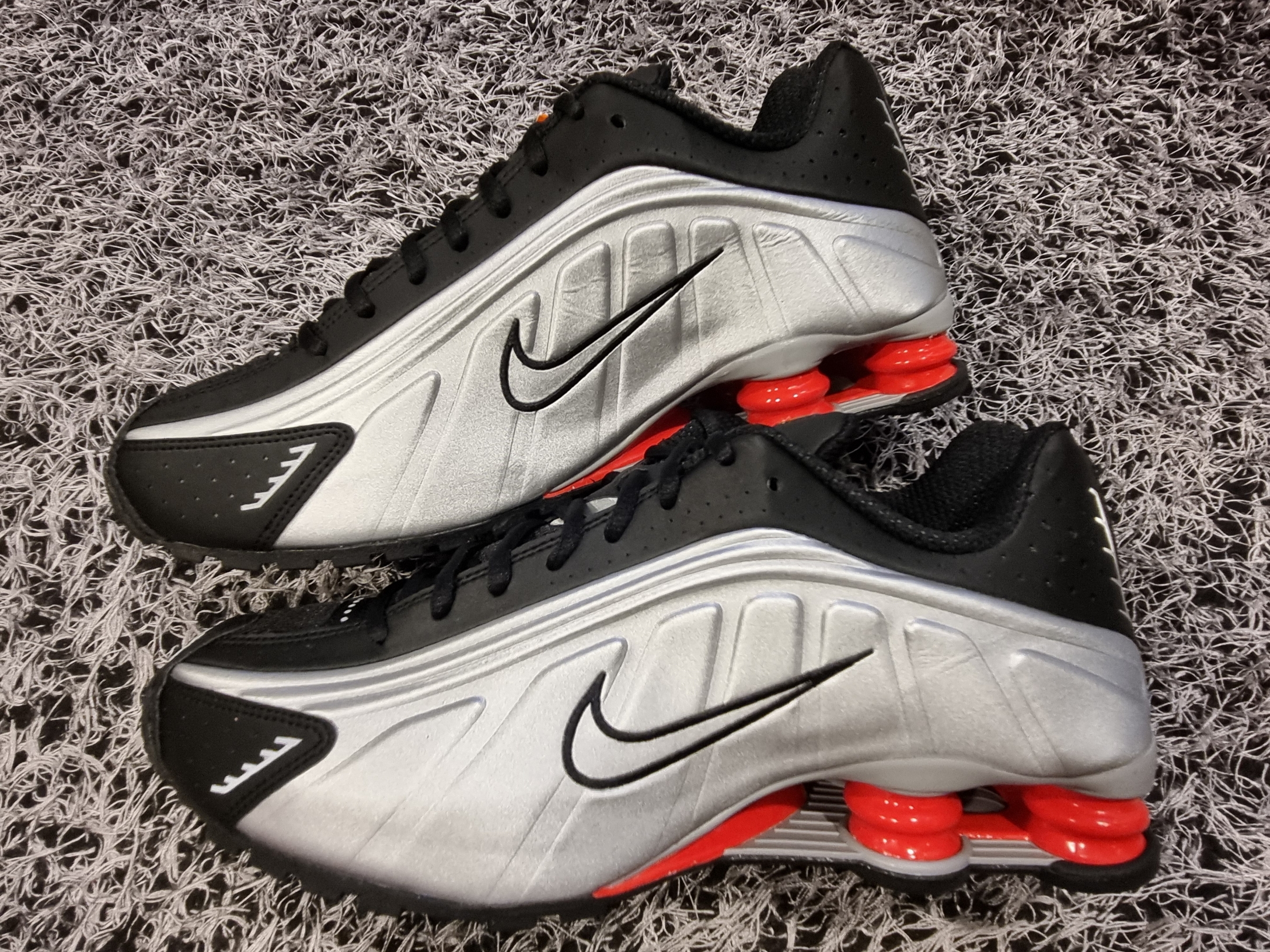 Nike Shox R4 Black and Metallic Silver 착용 스타일 - 3