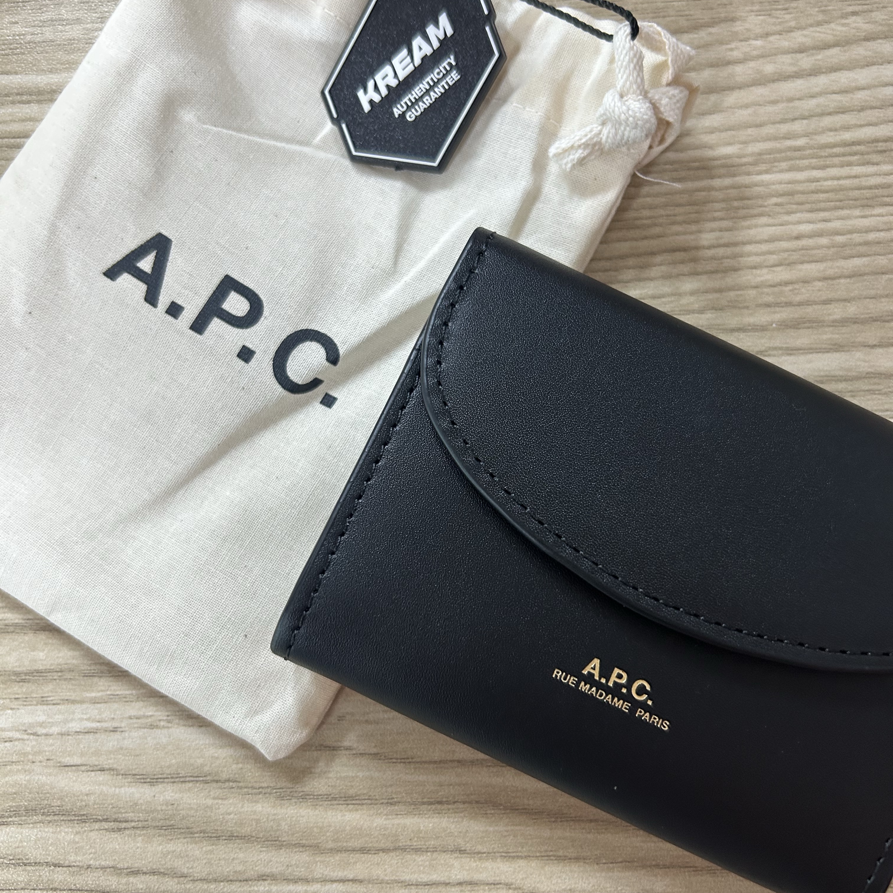A.P.C. Geneva Business Card Holder Black 착용 스타일