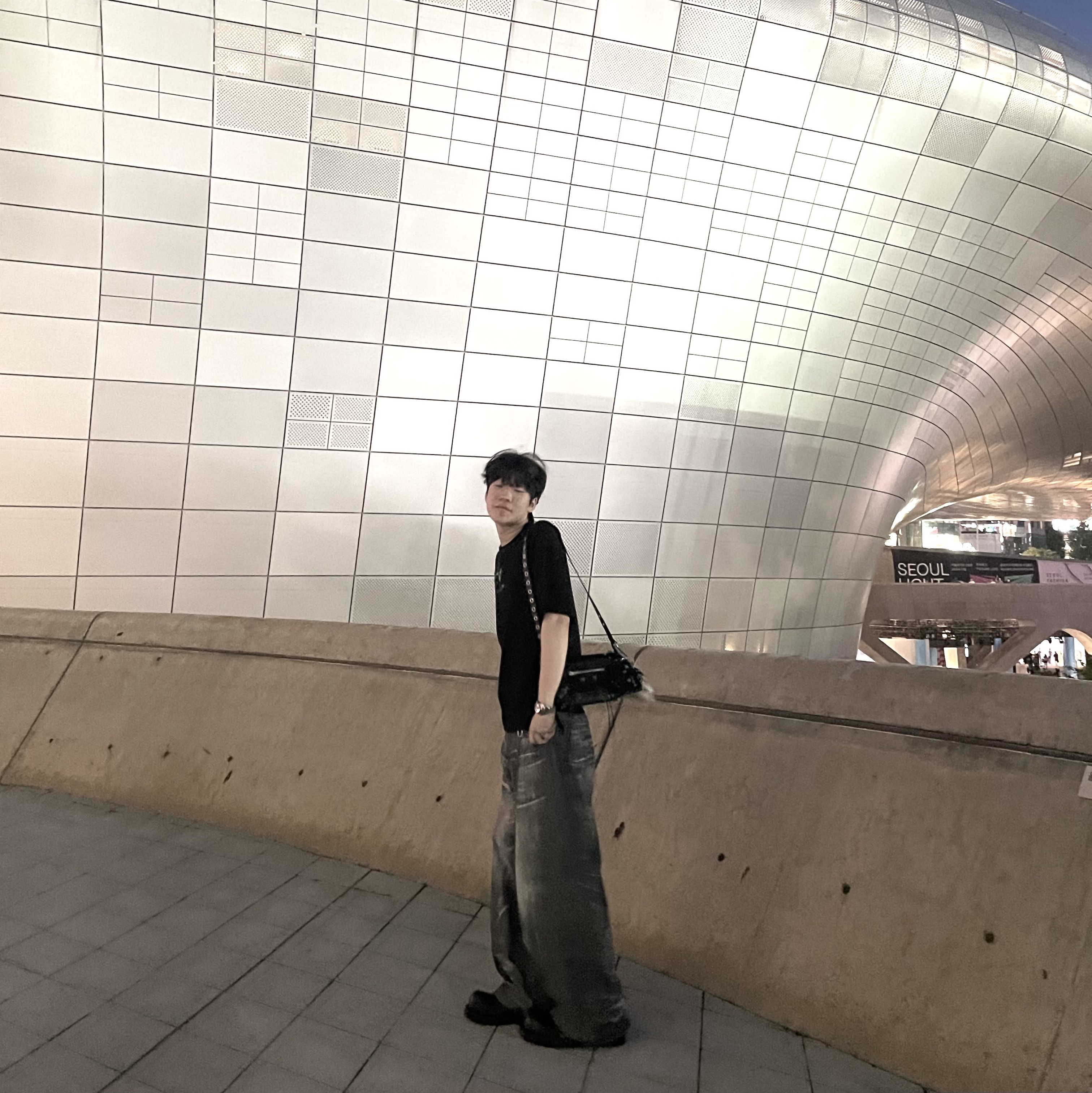 Balenciaga Arena Lambskin Aged Silver Hardware Le Cagole XS Flap Bag Black, BLR Printed Wide Denim Pants Black 착용 스타일 - 1