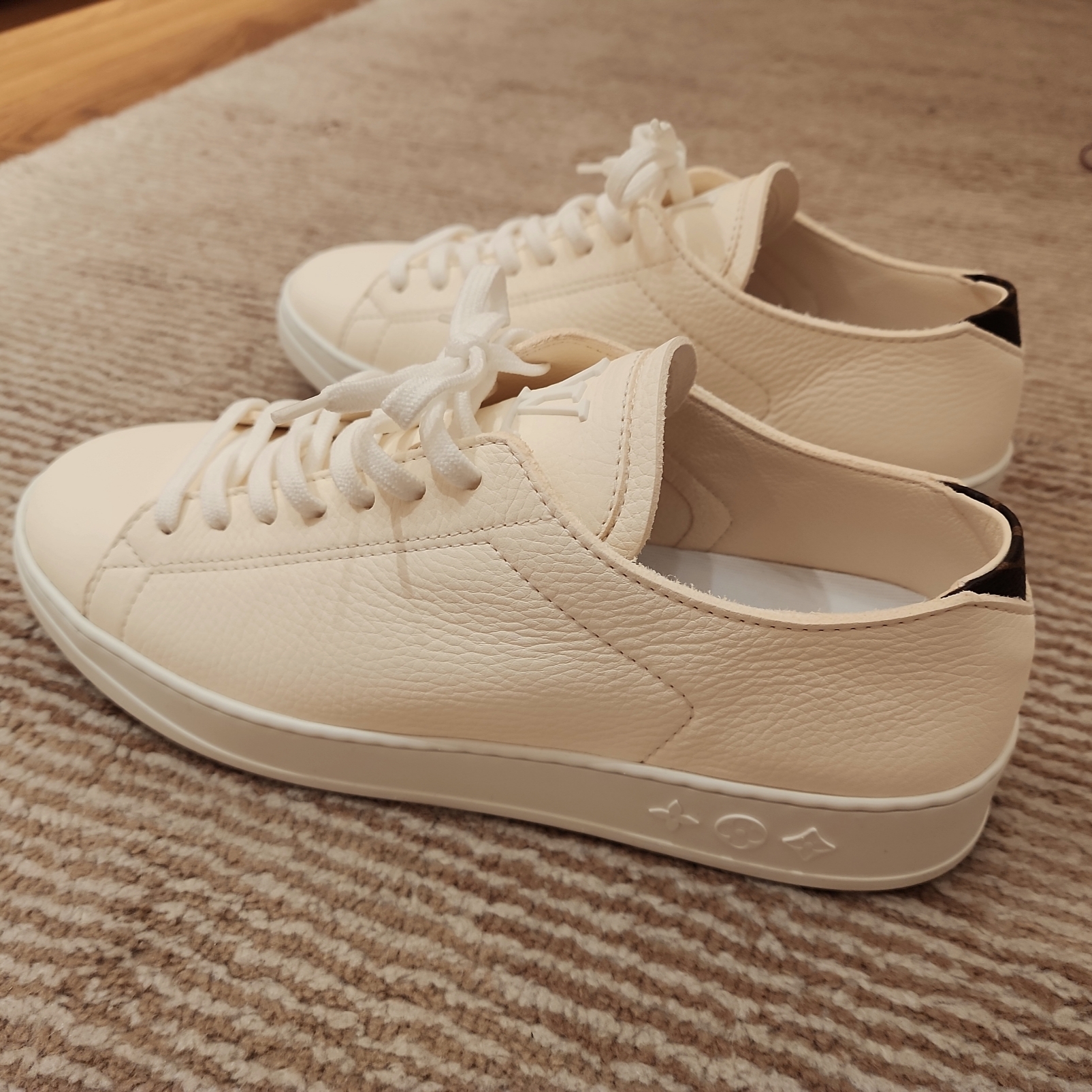 Louis Vuitton LV Resort Sneaker White 착용 스타일 - 4