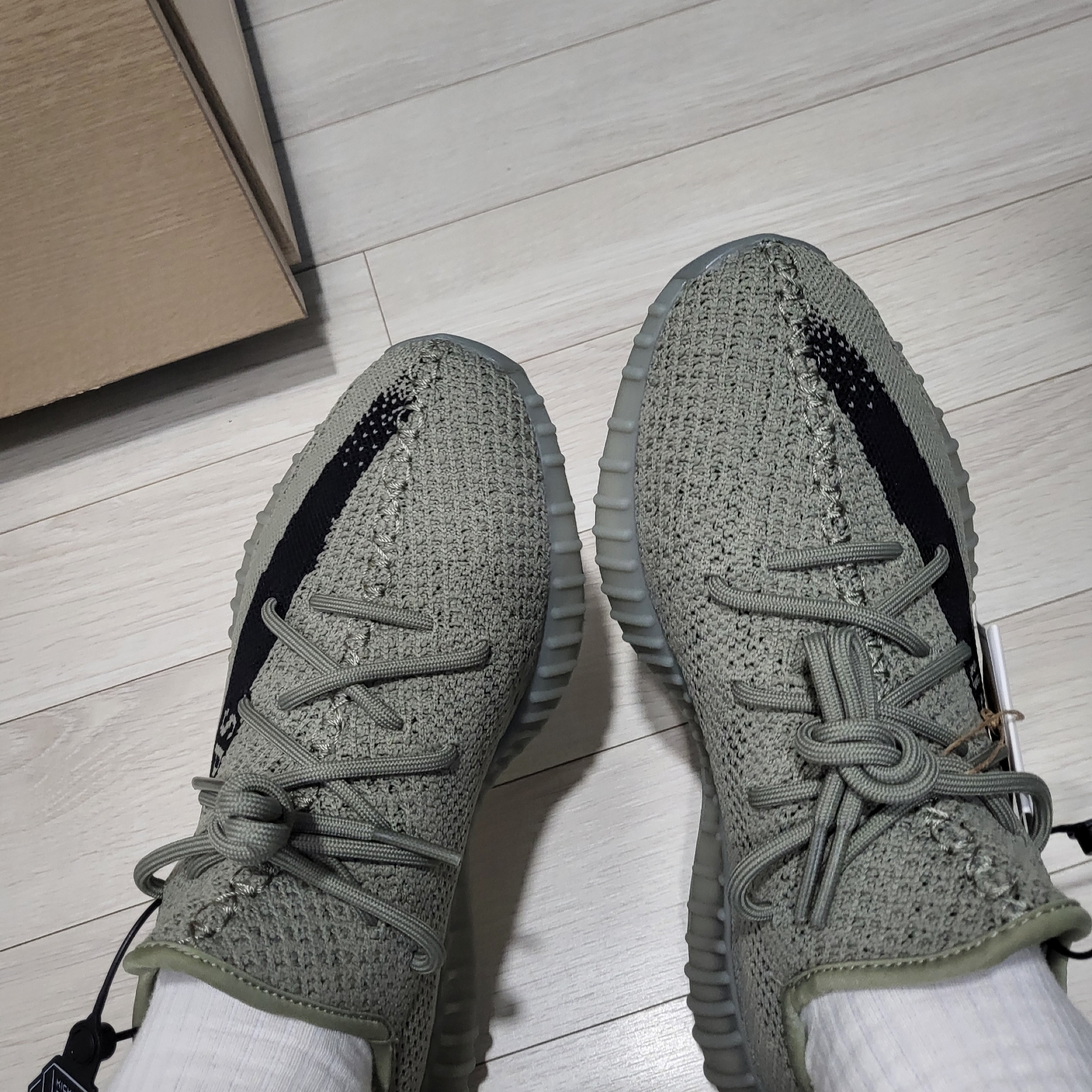 Adidas Yeezy Boost 350 V2 Granite Core Black 착용 스타일