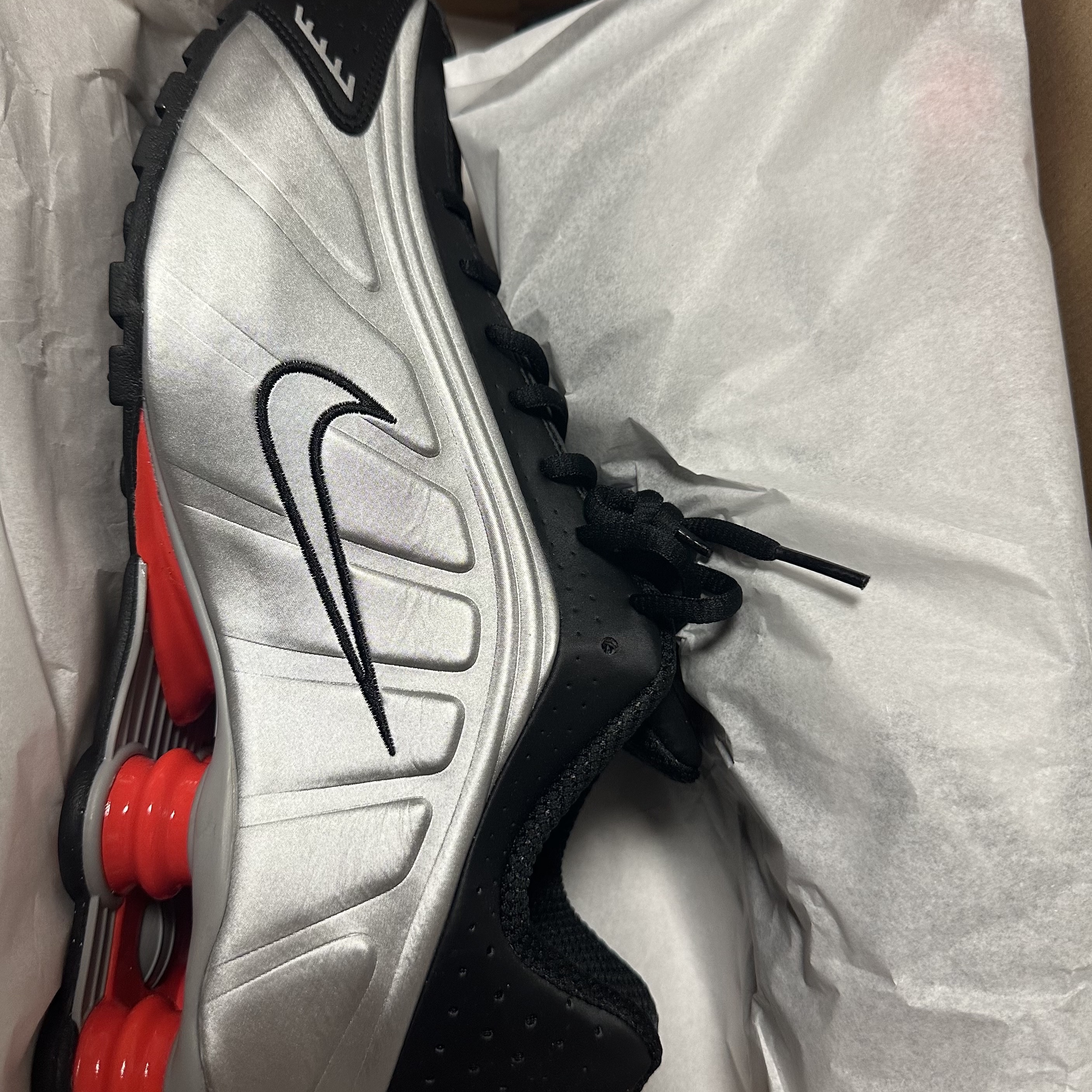 Nike Shox R4 Black and Metallic Silver 착용 스타일