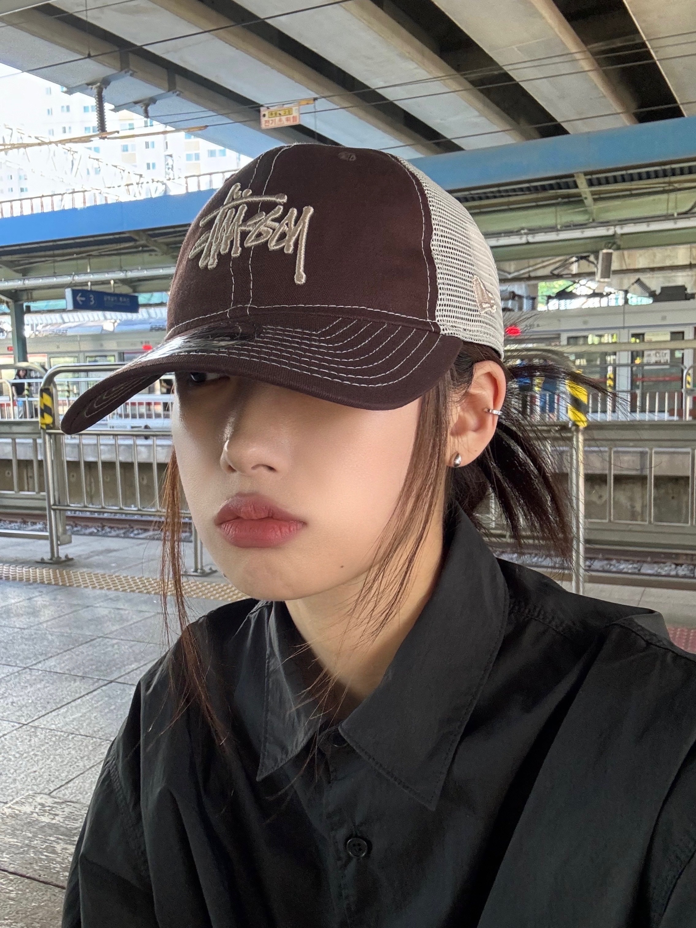 Stussy New Era 9twenty Basic Trucker Brown 착용 스타일