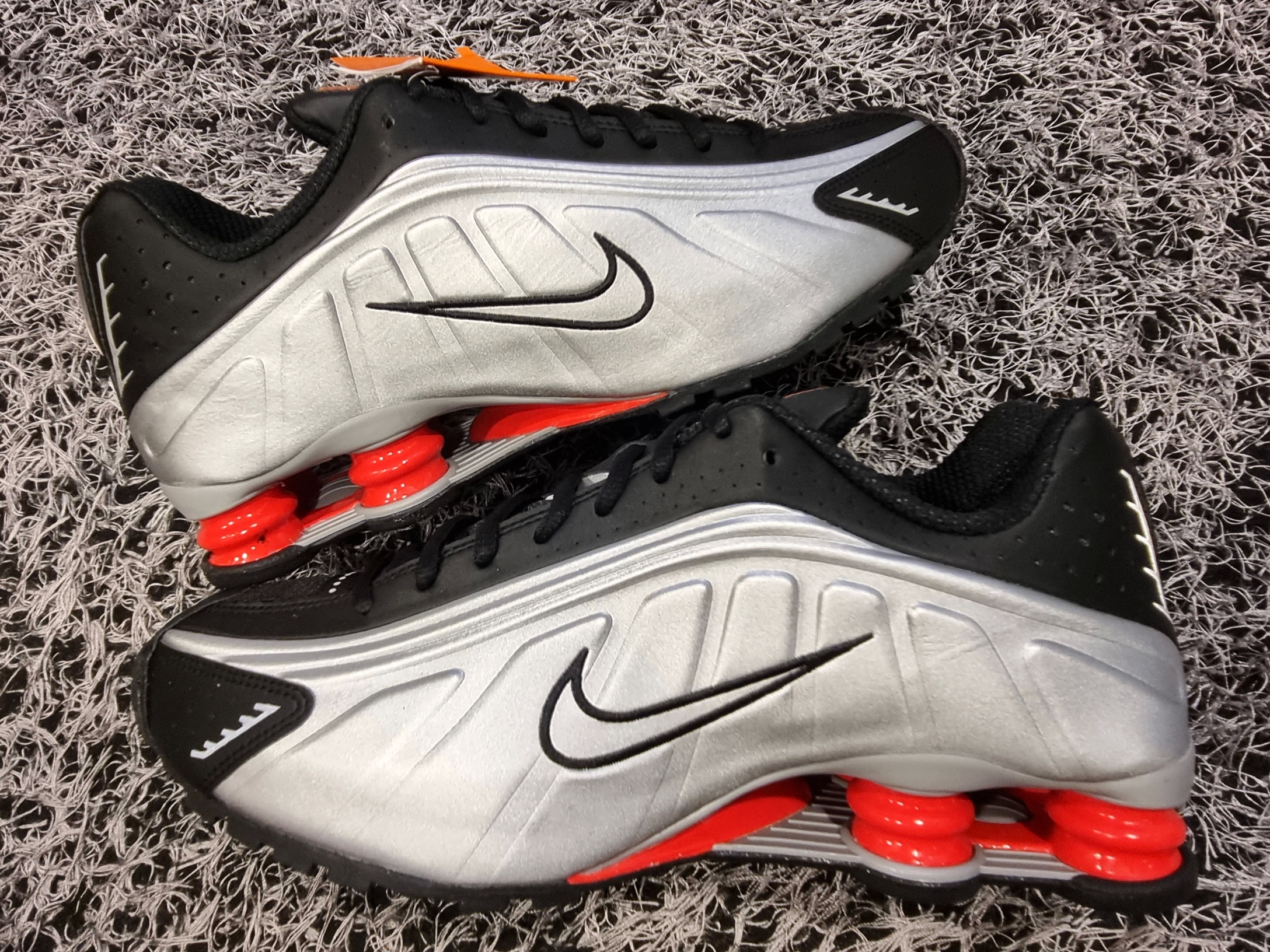 Nike Shox R4 Black and Metallic Silver 착용 스타일 - 2