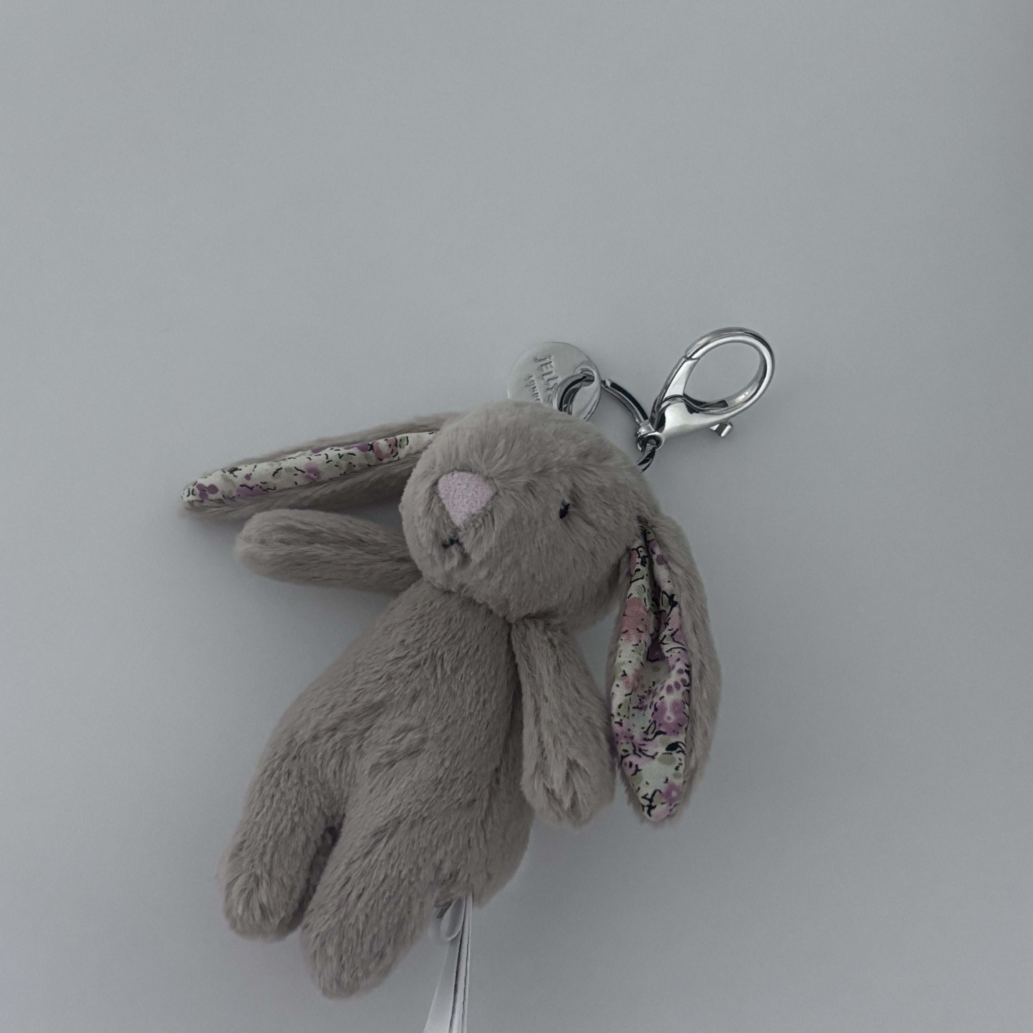 Jellycat Blossom Bunny Bag Charm Beige 착용 스타일