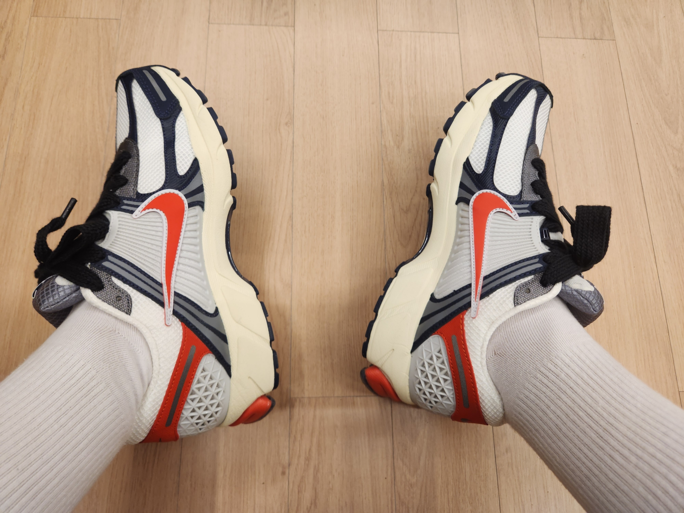 Nike Zoom Vomero 5 Photon Dust Picante Red 착용 스타일 - 2