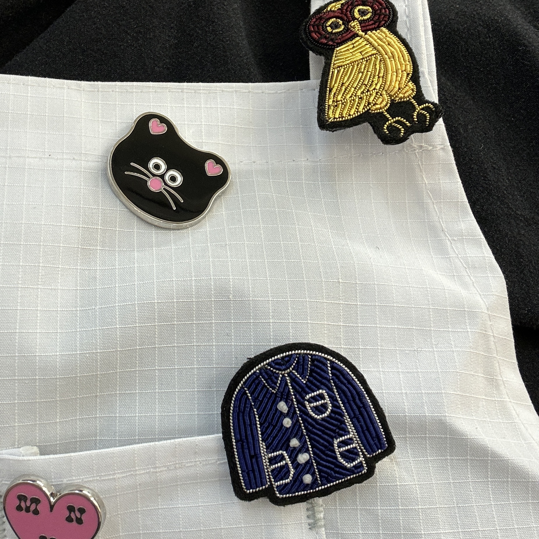 Monamhee Beulpingi Metal Pin Badge Black 착용 스타일