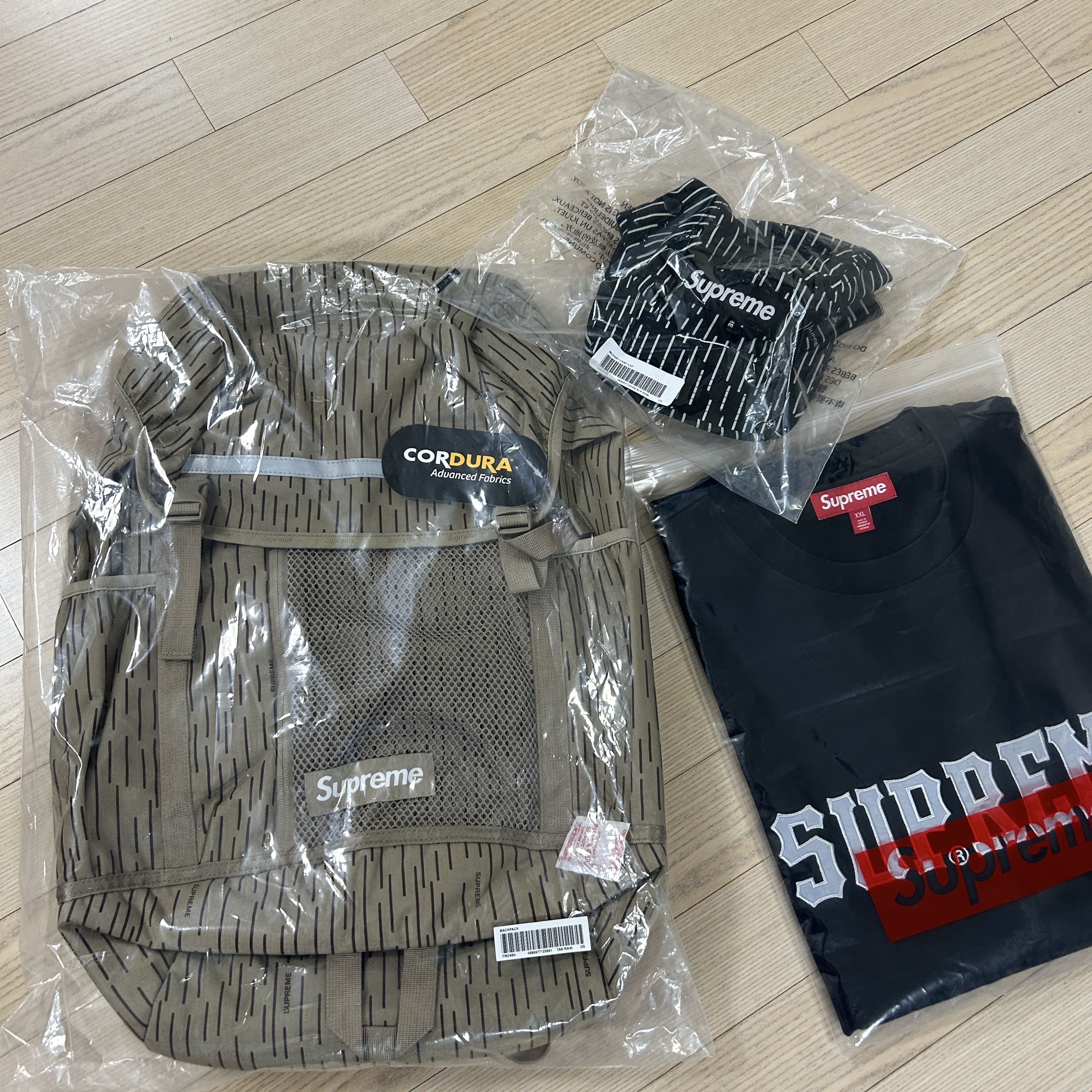 Supreme Backpack Tan Raindrop - 24FW, Supreme Military Camp Cap Black Raindrop - 24FW 착용 스타일