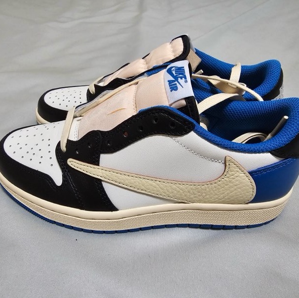 Jordan 1 x Travis Scott x Fragment Retro Low OG SP Military Blue 착용 스타일 - 2