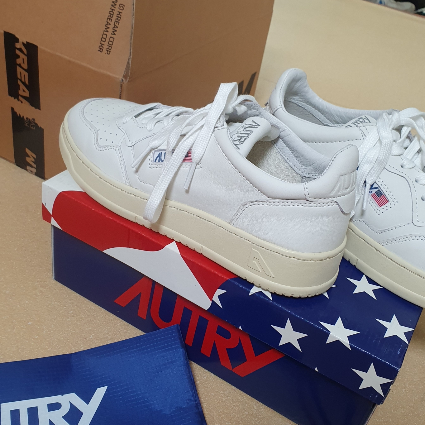 Autry Medalist Low Goatskin Sneakers White 착용 스타일