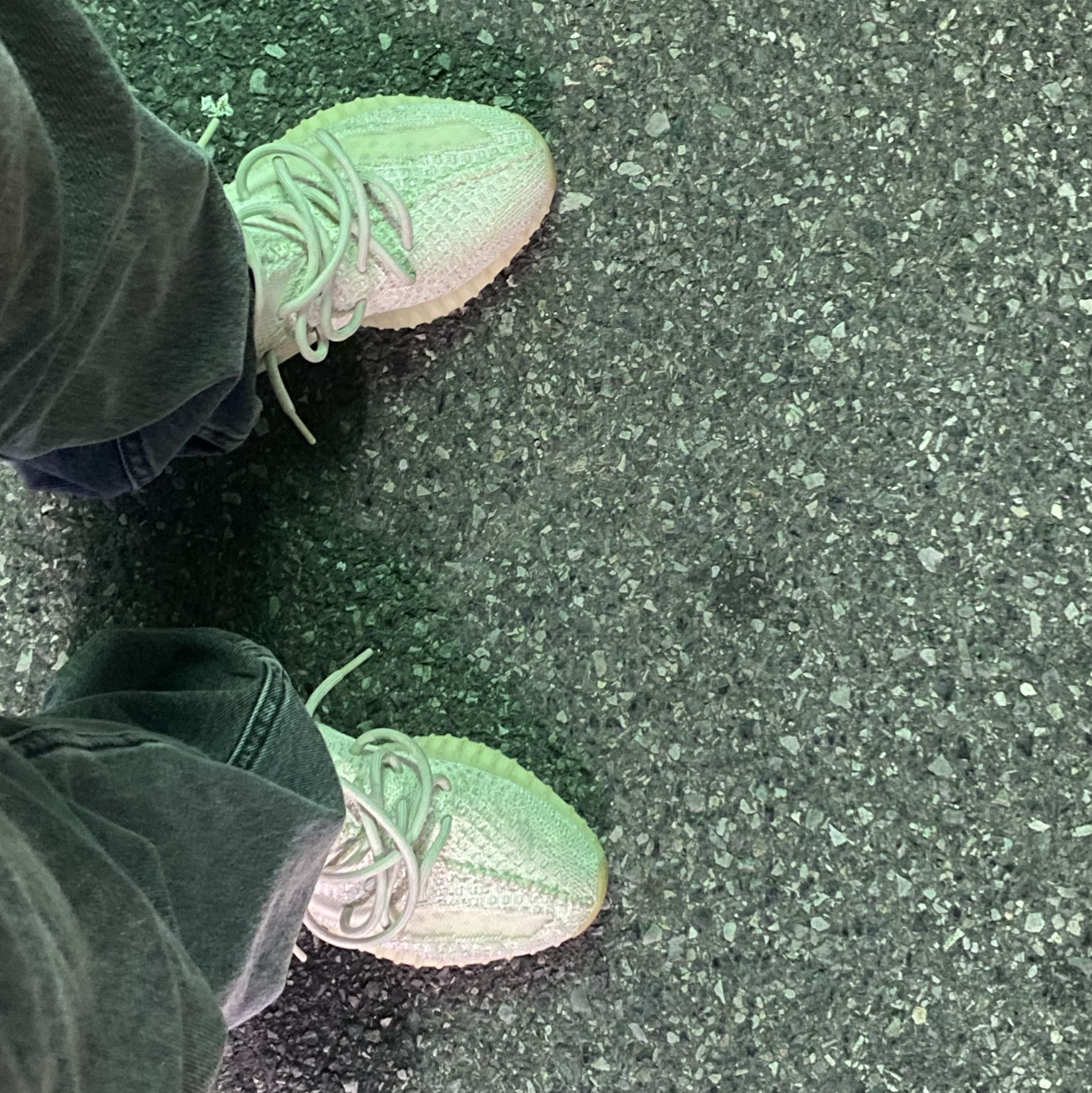 Adidas Yeezy Boost 350 V2 Light 착용 스타일