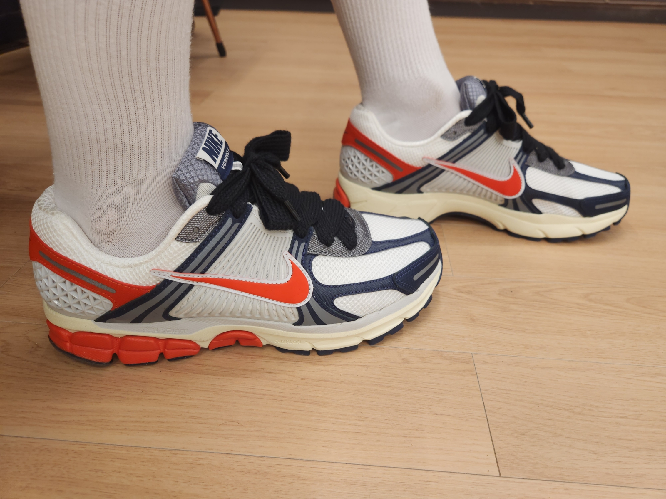 Nike Zoom Vomero 5 Photon Dust Picante Red 착용 스타일 - 4