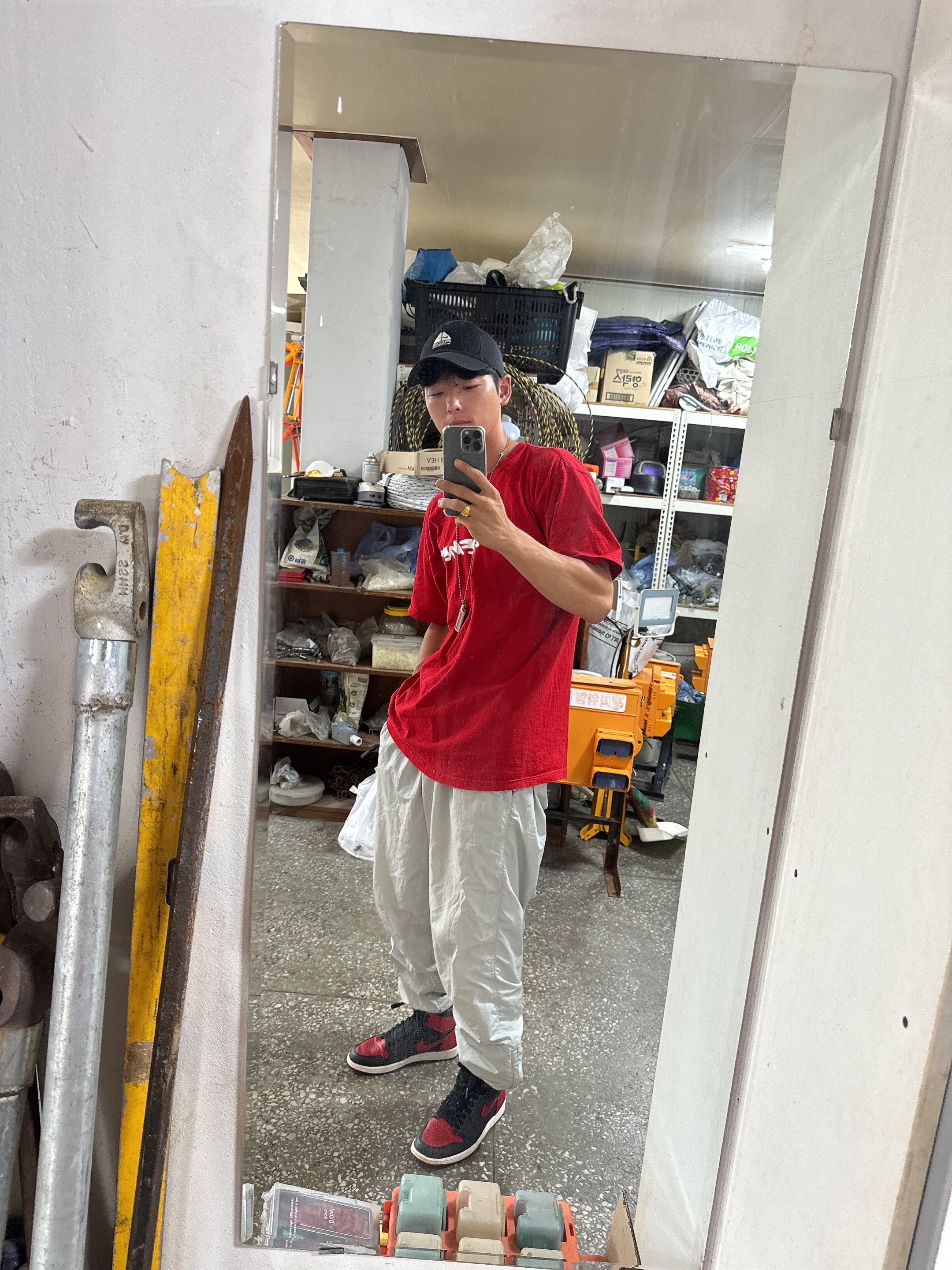 Jordan 1 Retro High OG Bred Banned 2016, Supreme Futura Logo T-Shirt Red - 20FW 착용 스타일 - 2