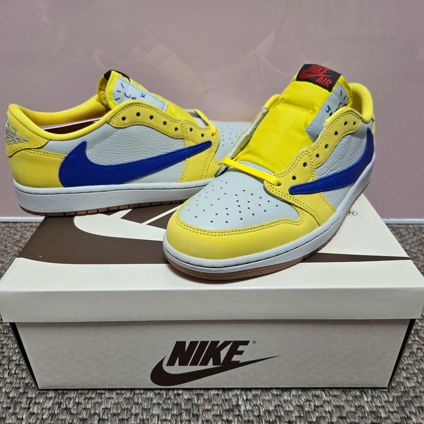 (W) Jordan 1 x Travis Scott Retro Low OG SP Canary 착용 스타일 - 2