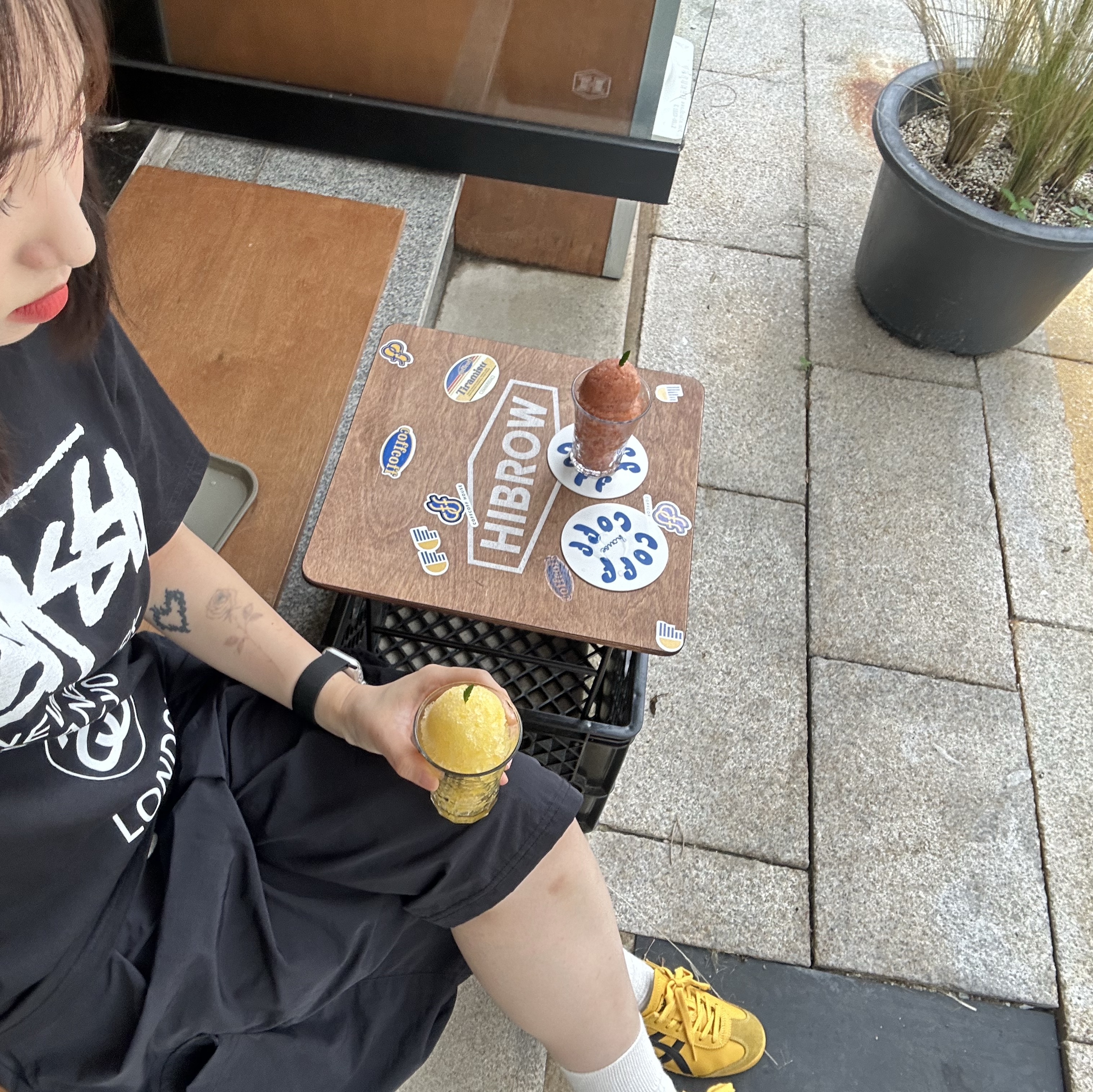 Stussy World Tour T-Shirt Black, Onitsuka Tiger Mexico 66 Yellow Black 착용 스타일