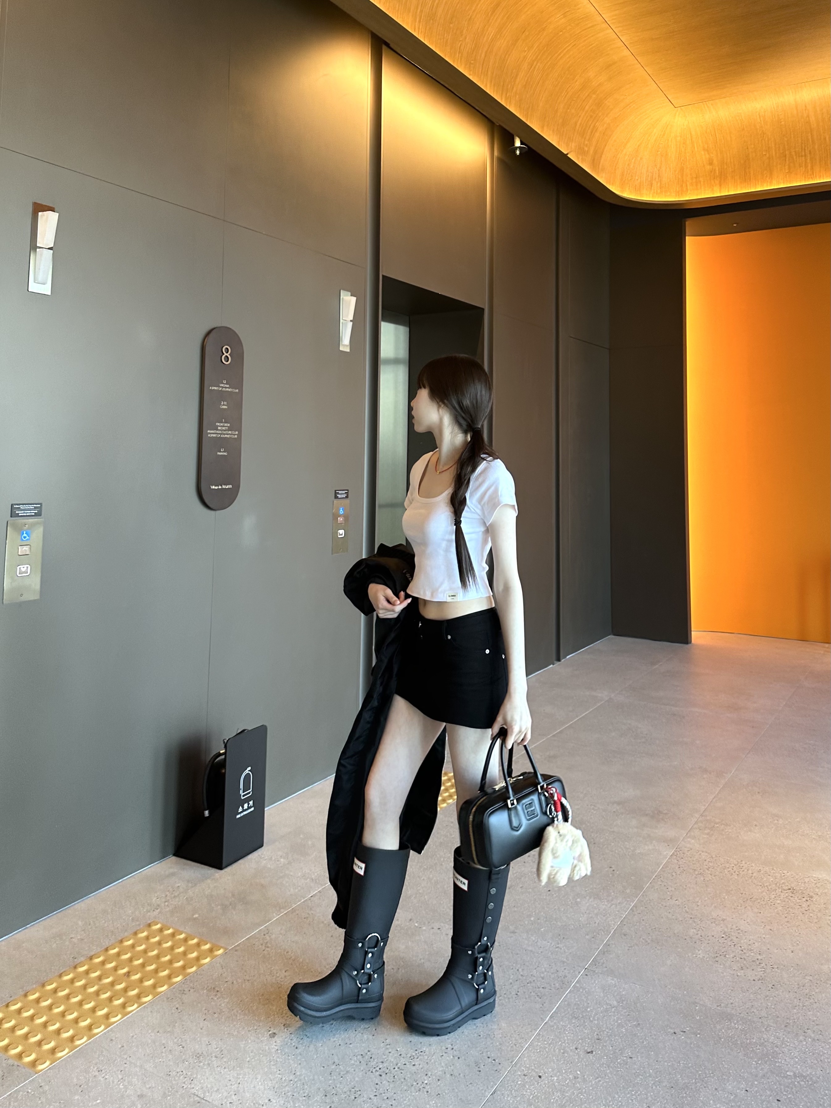 (W) Hunter x Andersson Bell Original 2.0 Tall Boots Black, Miu Miu Arcadie Large Leather Bag Black 착용 스타일 - 3