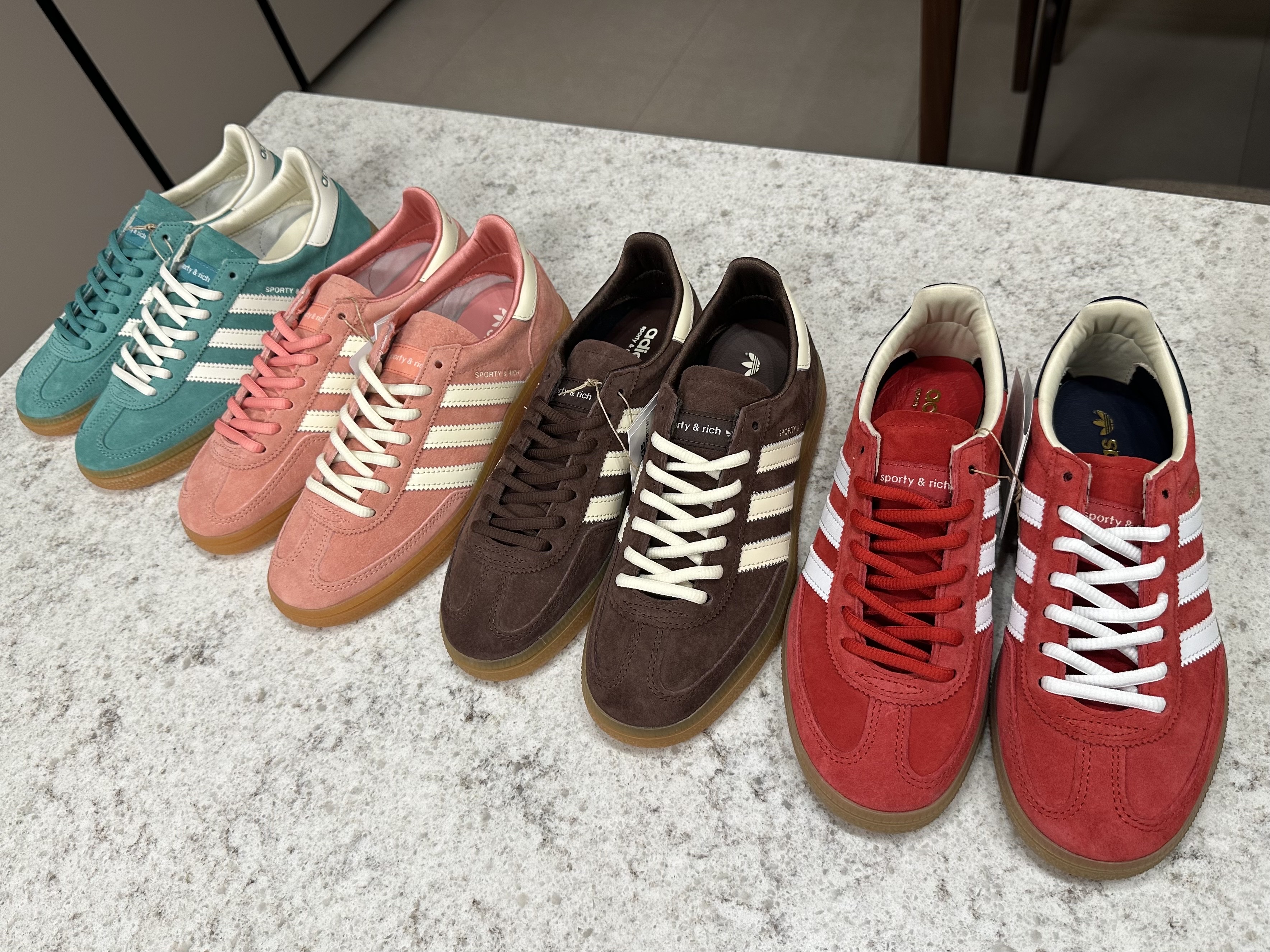 Adidas x Sporty & Rich Spezial Handball Collegiate Red Night Indigo, Adidas x Sporty & Rich Spezial Handball Auburn Cream White 착용 스타일 - 5