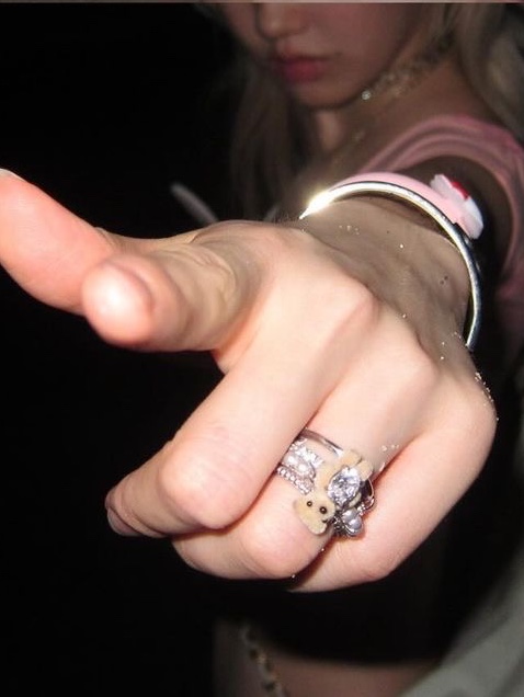 Yvmin Mini Pearlescent Bear Multi Layered Ring White - 24FW 착용 스타일 - 1