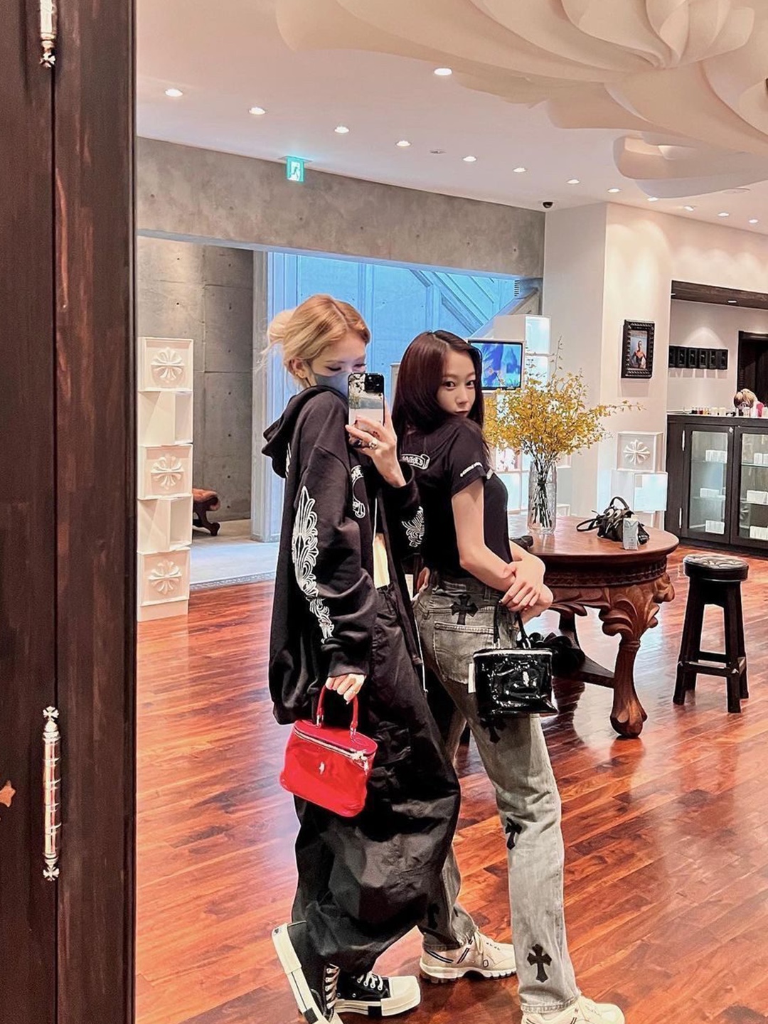 (W) Chrome Hearts Sports Bra Tank Top Black, Chrome Hearts Horseshoe Floral Fleece Zip-Up Hoodie Black 착용 스타일 - 5