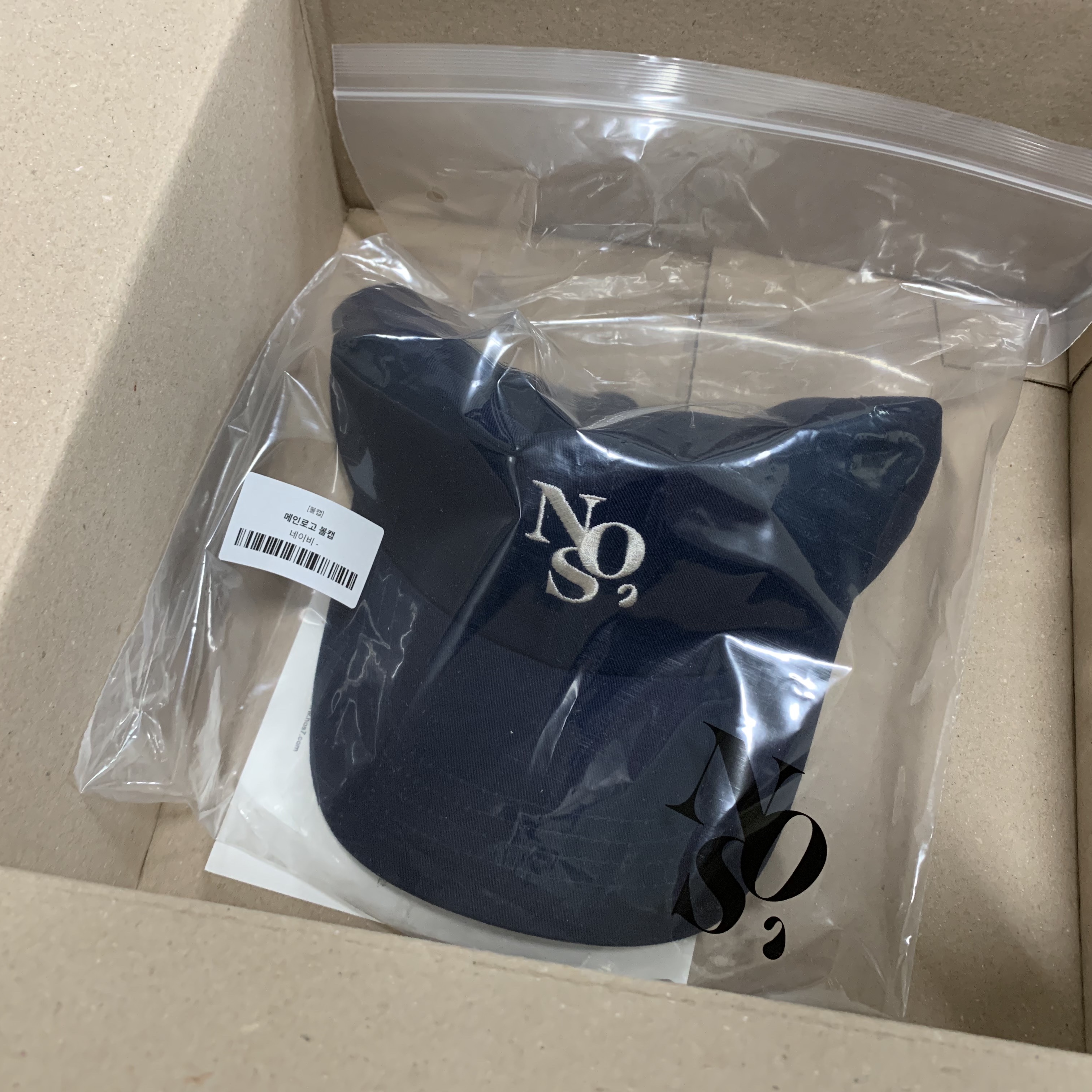 NOS7 Ball Cap Navy Ivory 착용 스타일 - 1