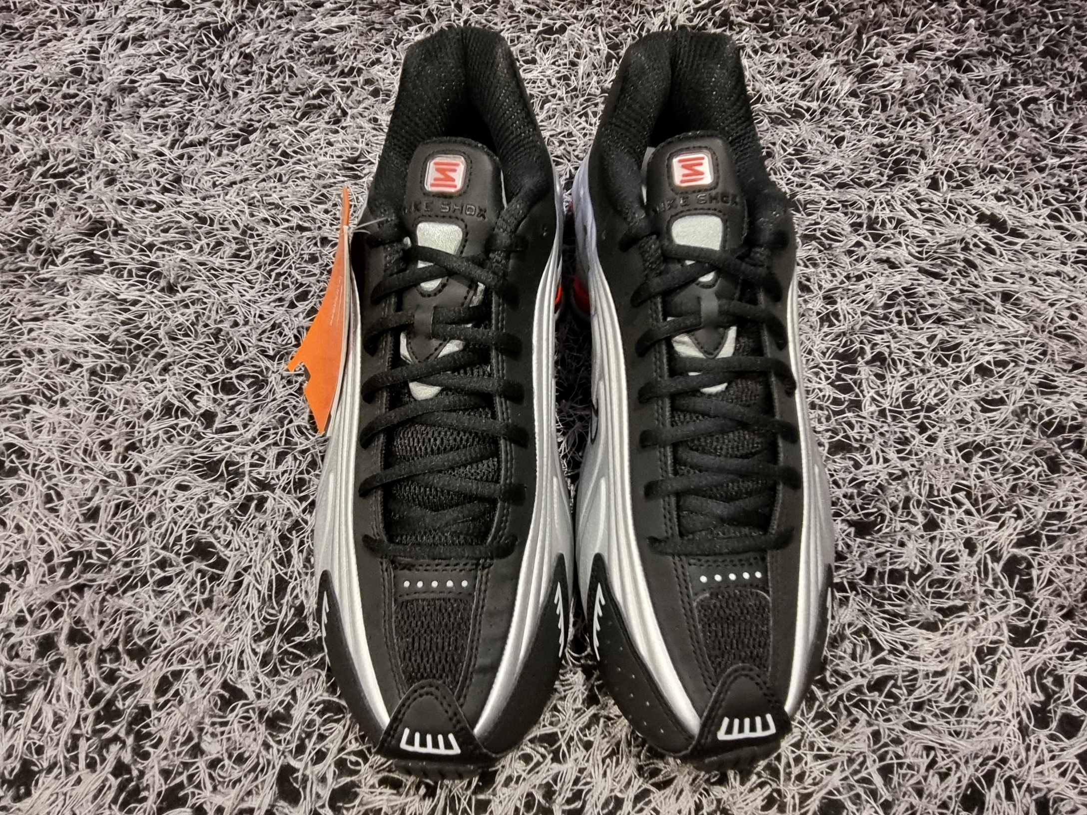 Nike Shox R4 Black and Metallic Silver 착용 스타일 - 4