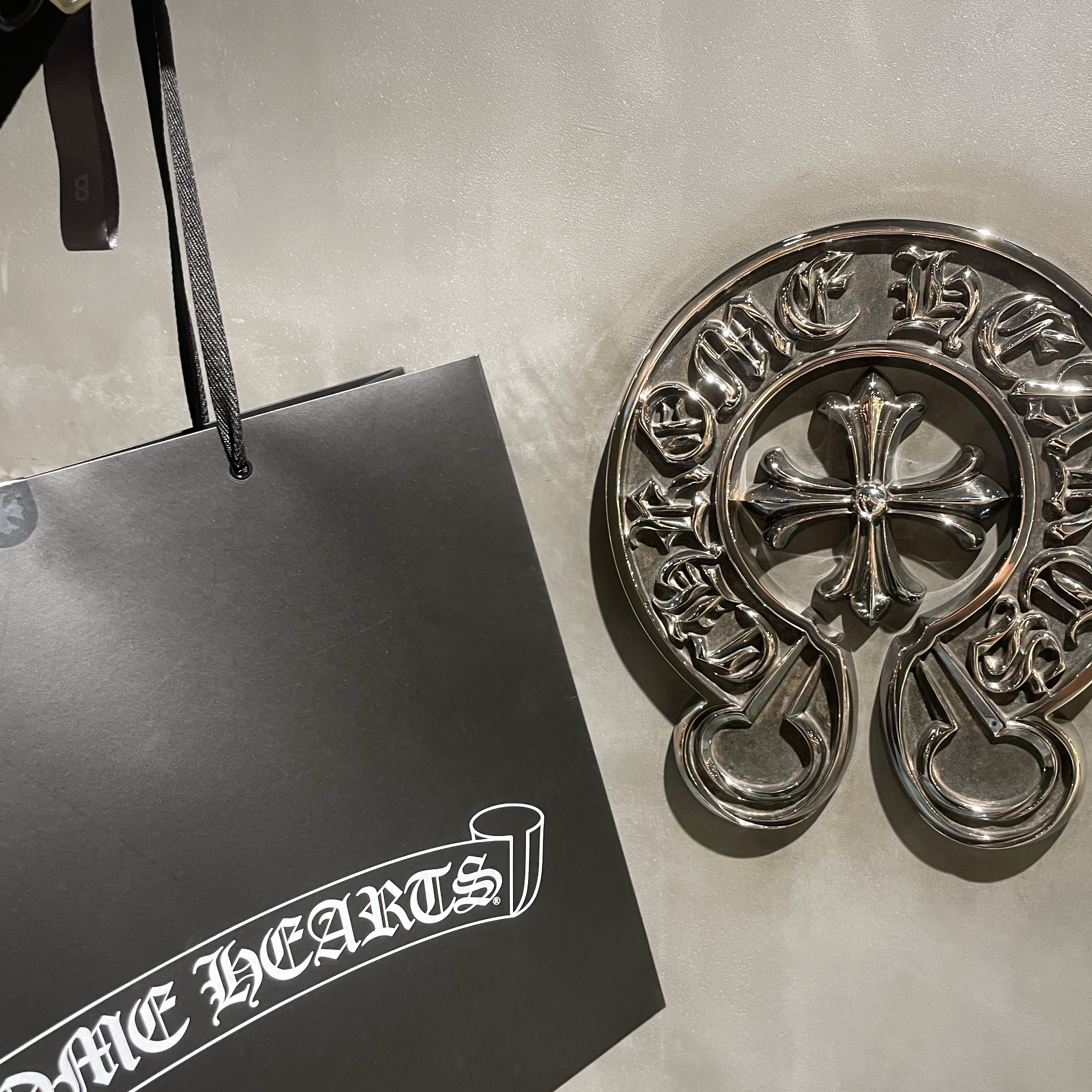 Chrome Hearts Horseshoe Logo Pocket T-Shirt Black, Chrome Hearts Neck Logo Crewneck Sweatshirt Black 착용 스타일 - 2