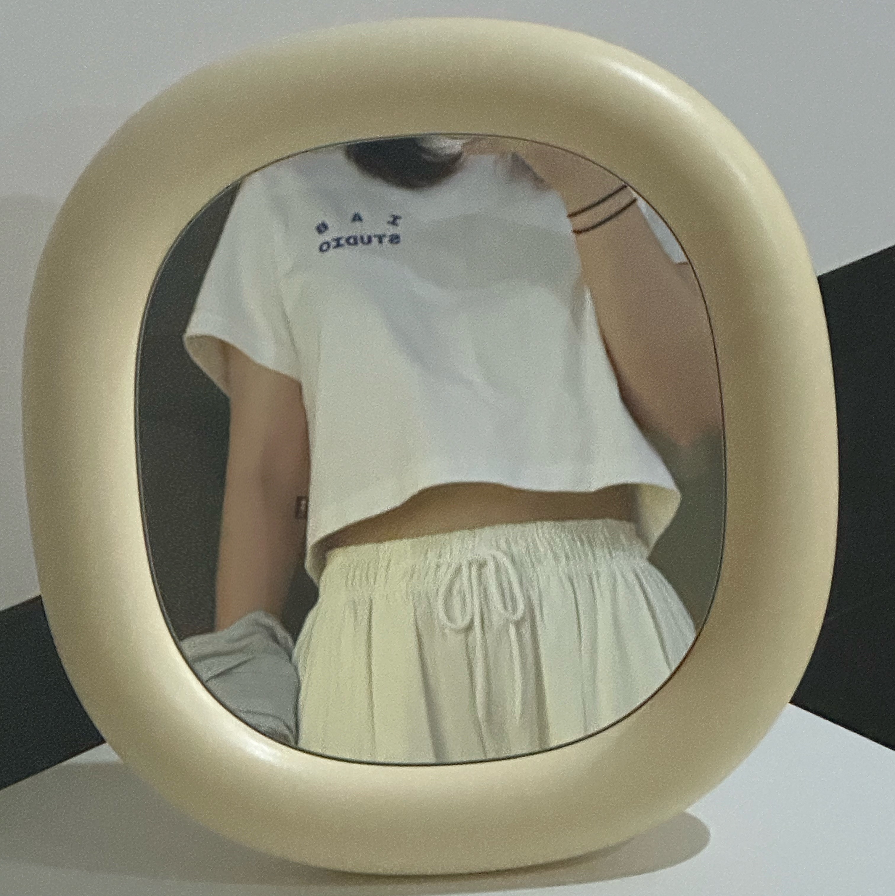 IAB Studio Cropped T-Shirt White Navy 착용 스타일