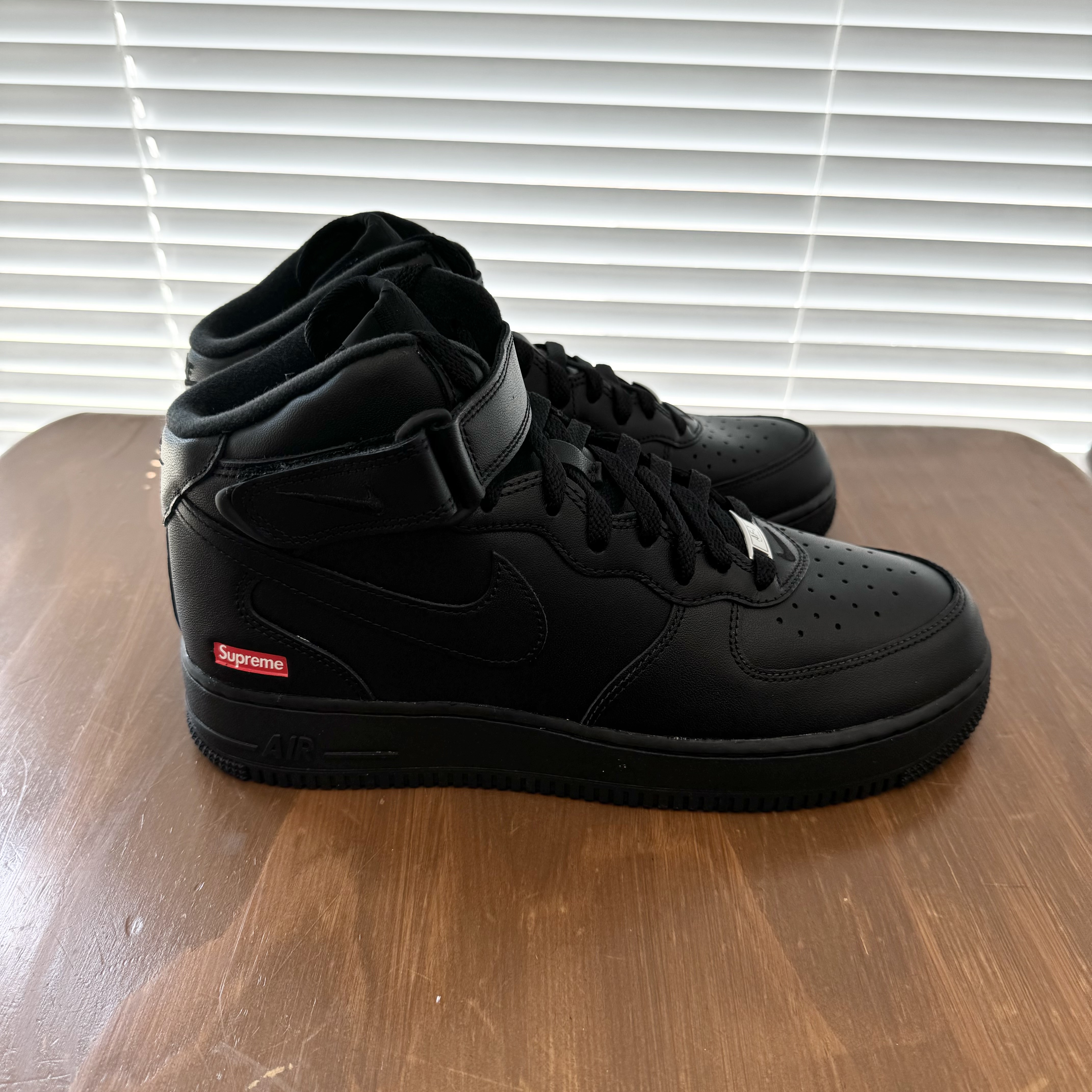 Nike x Supreme Air Force 1 Mid Black 착용 스타일 - 2