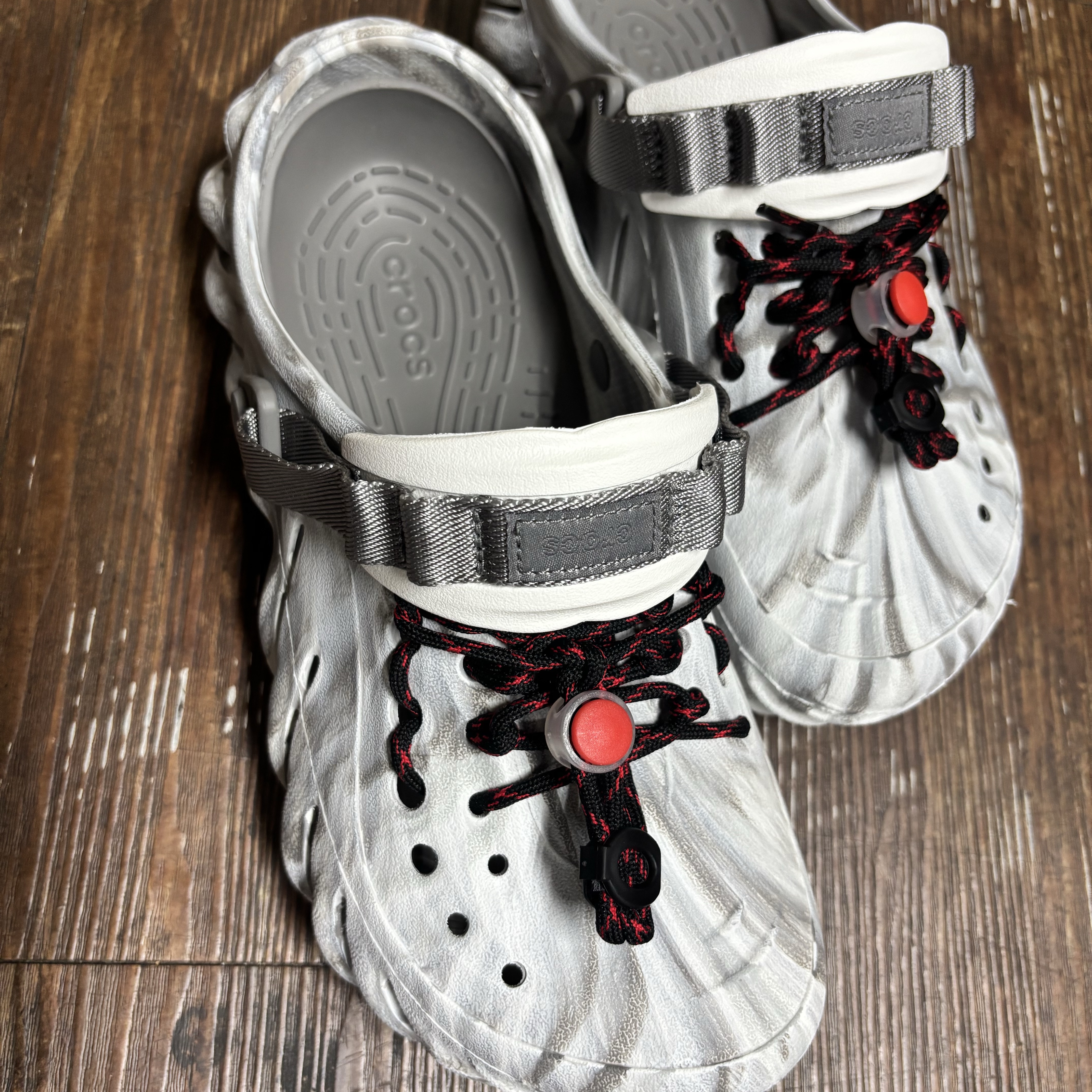 Crocs Echo Marbled Clog Moonlight Multi 착용 스타일