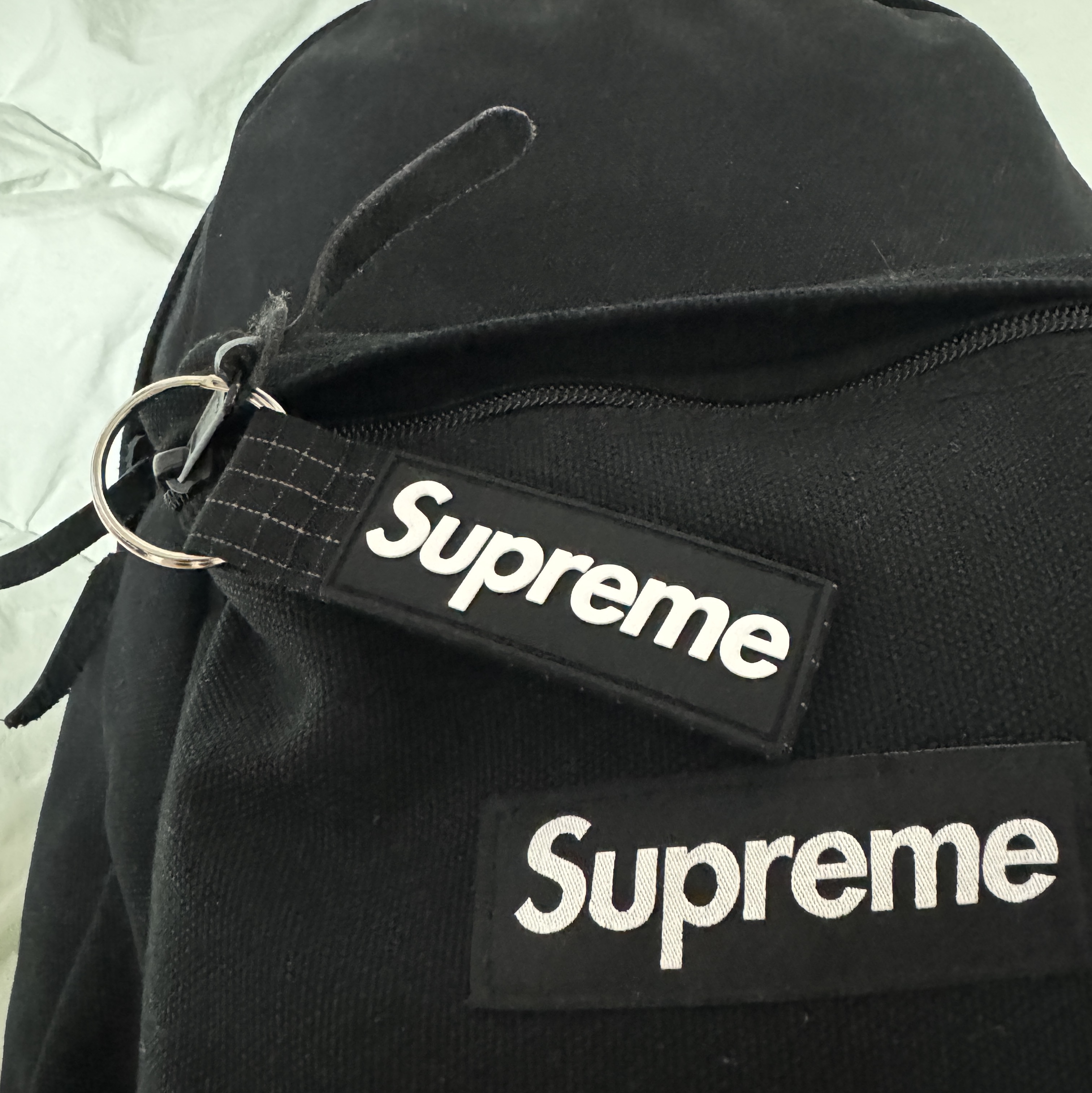 Supreme Ripstop Keychain Black - 24SS, Supreme Canvas Backpack Black 착용 스타일