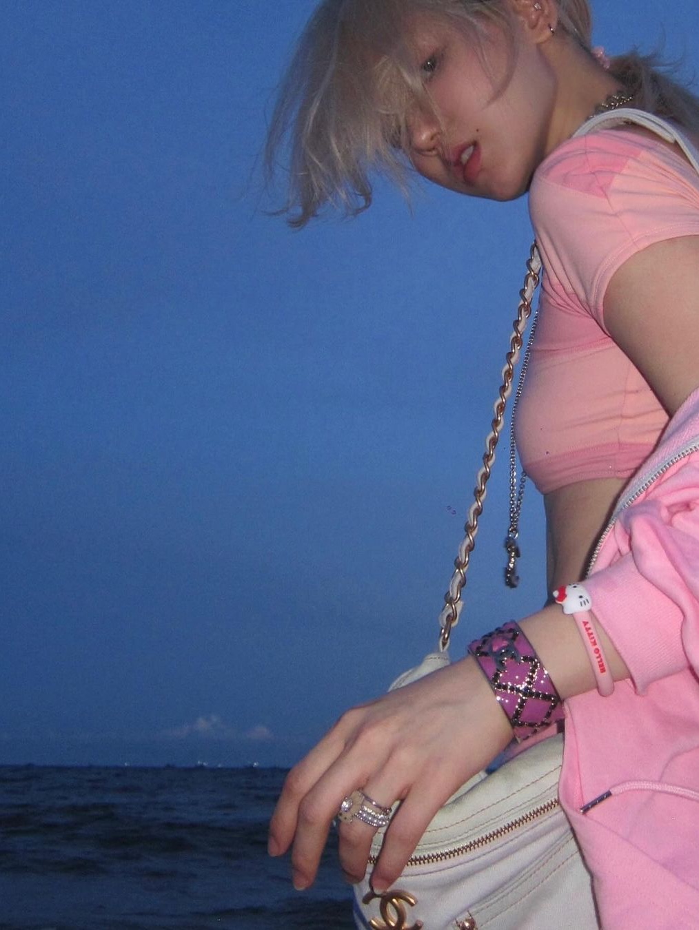 Yvmin Mini Flocked Bear Pearl Ring Pink - 24FW, Yvmin Mini Flocked Bear Band Ring Pink - 24FW 착용 스타일 - 1