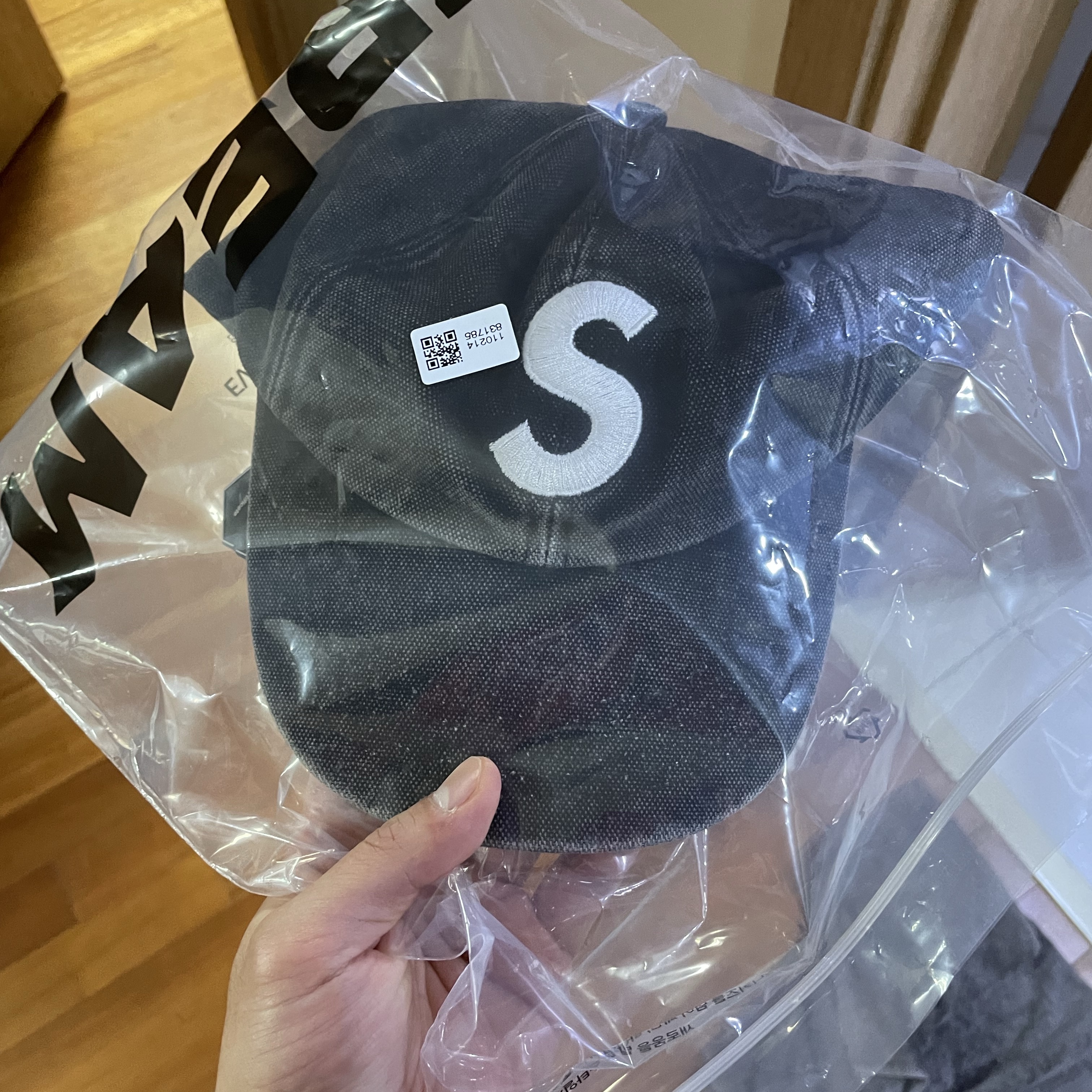 Supreme Pigment S Logo 6-Panel Black - 24FW, Nike Paris Saint-Germain 2023/24 Dri-Fit Stadium Home Jersey Midnight Navy (Non Marking Ver.) 착용 스타일 - 1