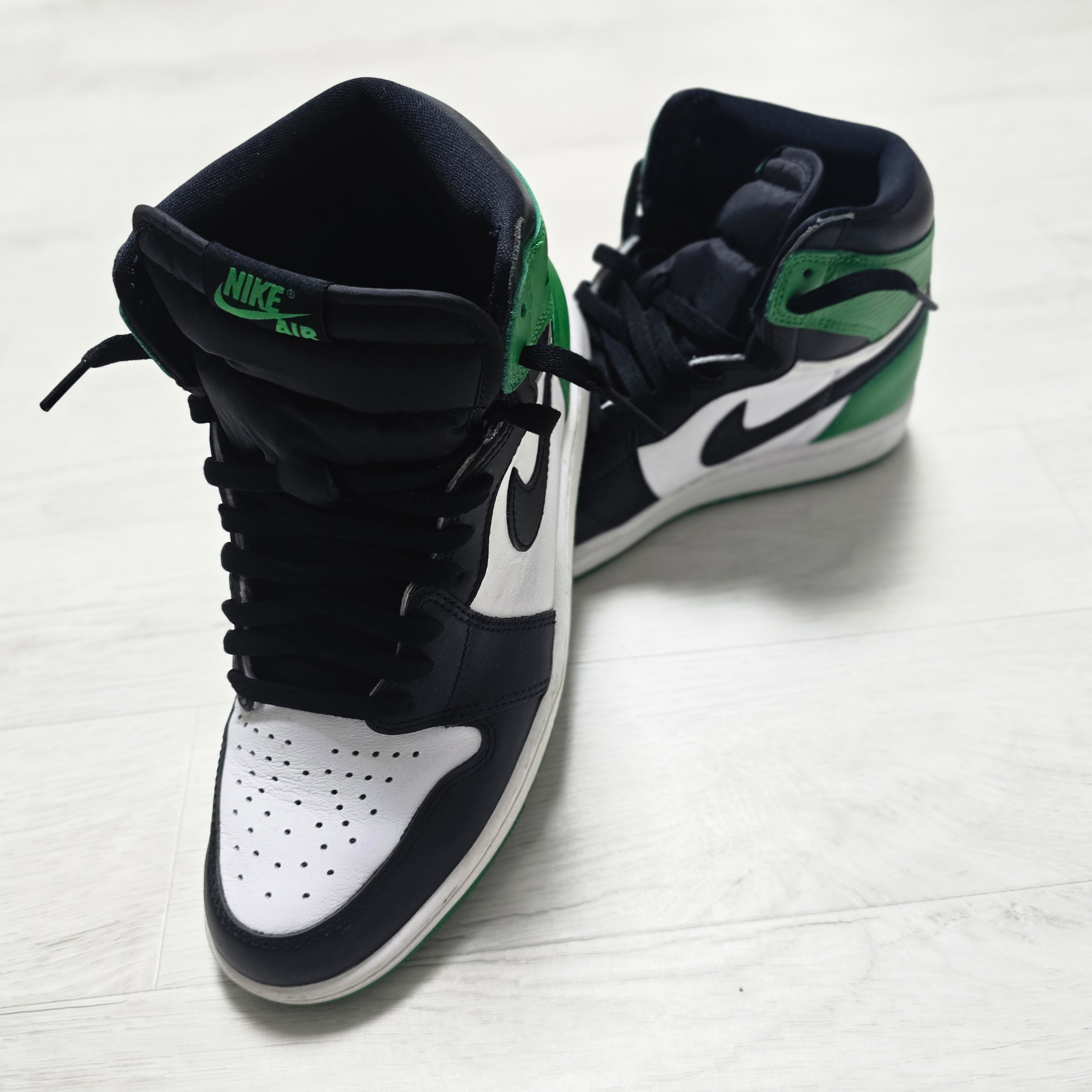 Jordan 1 Retro High OG Black and Lucky Green 착용 스타일 - 1
