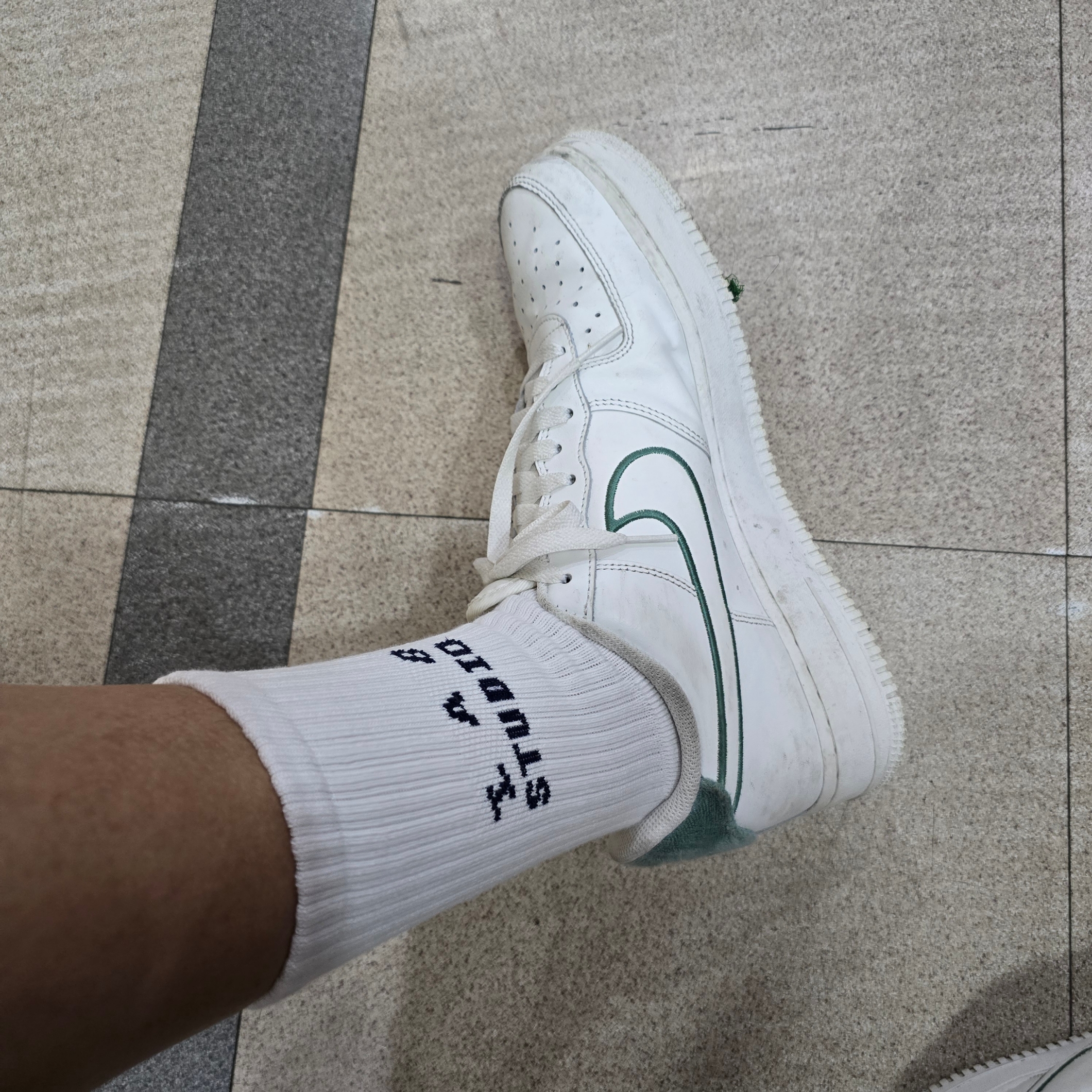 IAB Studio Socks White Black (5 Pack), Nike Air Force 1 Low '07 LV8 Summit White Bicoastal 착용 스타일